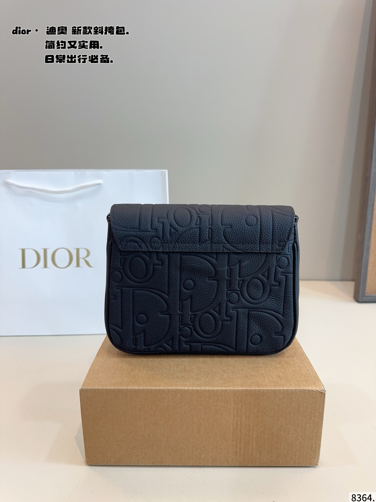 p155配礼盒🎁 Dior/迪奥 新款 男包系列的邮差包实在帅la~ 简单有质感的设计对于日常即使不爱穿搭的男生都很友好 基础款搭配起来也能提升整体时髦度实用又很高级 尺寸 ：23*6*18cm