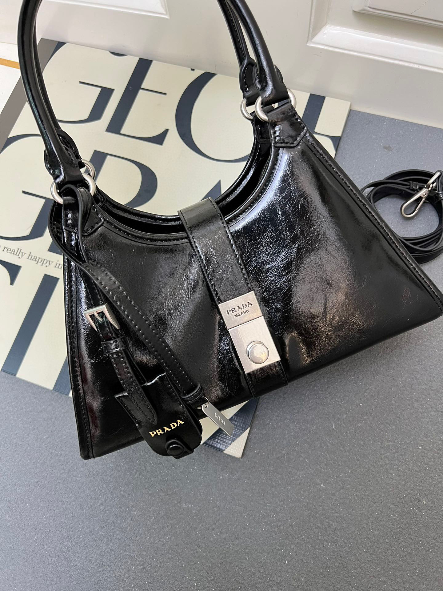 💰248包邮‼️ 🎉新品🎉1BG563春夏新款🎉🎉 这款走秀款采用进口油腊皮，顶级五金，前幅配有插扣锁开合，容量空间大，又可手提又可肩背，上身效果非常大气时尚，喜欢宝宝们，赶紧入手吧🎉🎉 长30.5x高17.5x底9cm