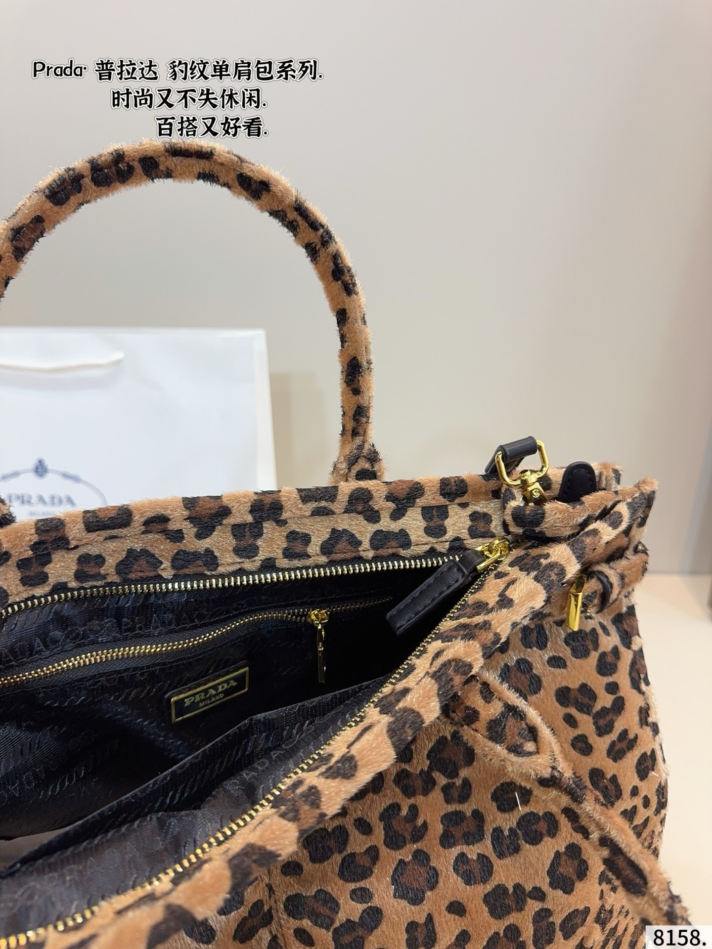 p180 普拉达PRADA Soft lux单肩包. 质感很高级 容量超级大也很耐用 日常出街背它回头率百分百 就是这种随性慵懒感尺寸：38*13*28cm