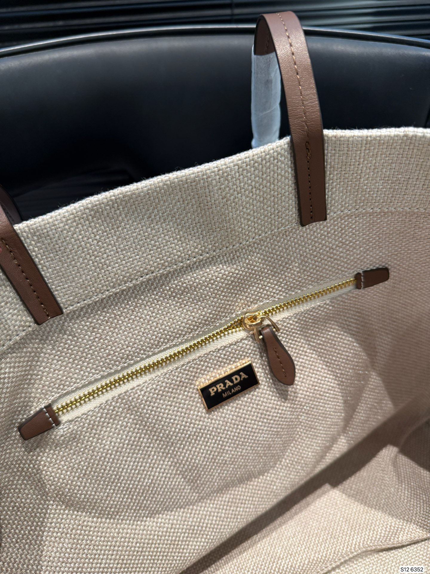 P110 Prada普拉达牛仔托特包 容量充裕，搭配便捷的大开口 质感柔软的面料勾勒出时尚简约之美 尺寸38 30 货号6352