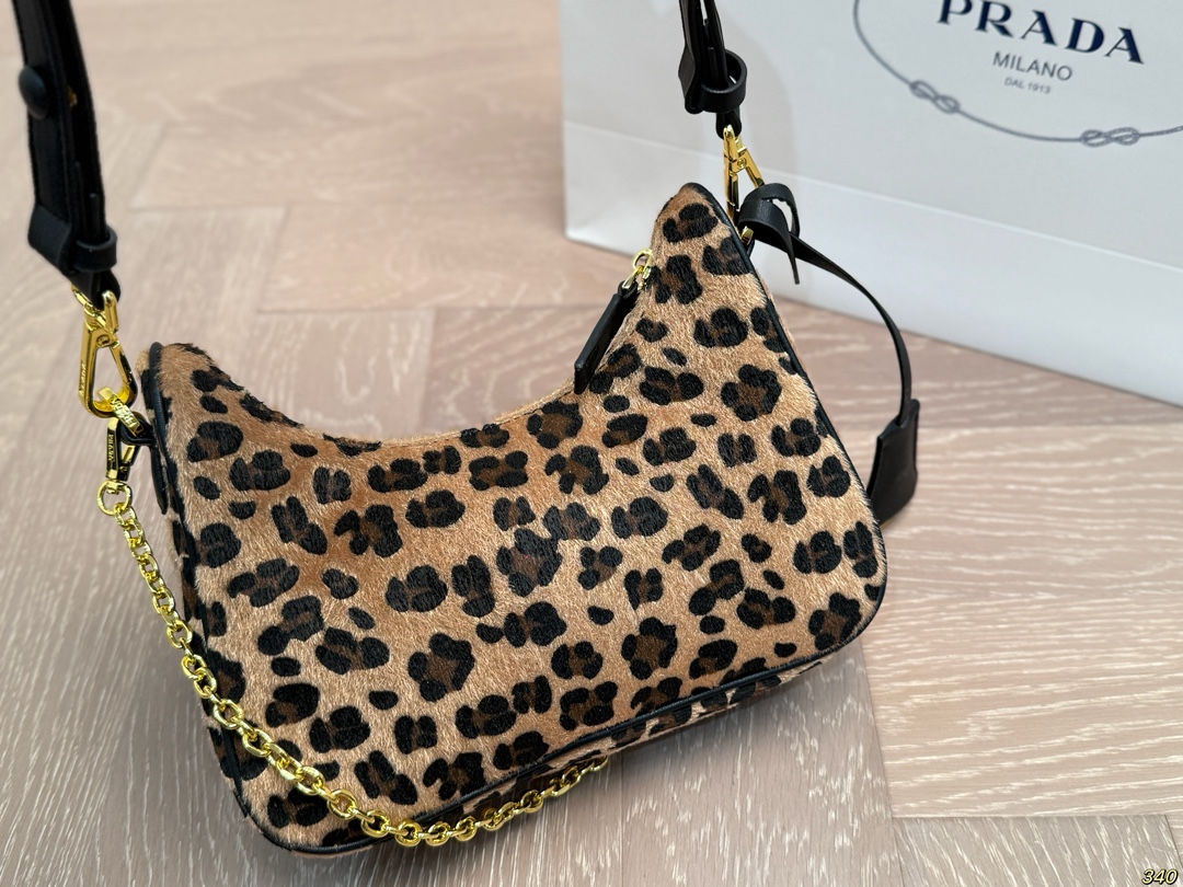 &yen;130 普拉达hobo腋下包 Prada如影随形 充满了不一样的帅气感 甜酷辣妹穿搭必备 尺寸 22 12