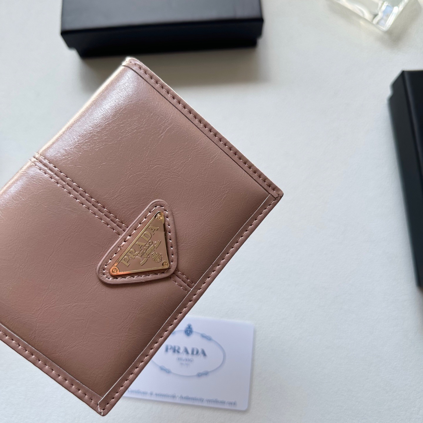 p95🎀🎀颜色 黑 灰 粉🎀尺寸 11x10🎀普拉达👏时尚钱包，优质油蜡牛皮👍🏻高档五金配件，内阁丰富，超级实用❗️现货高品质！