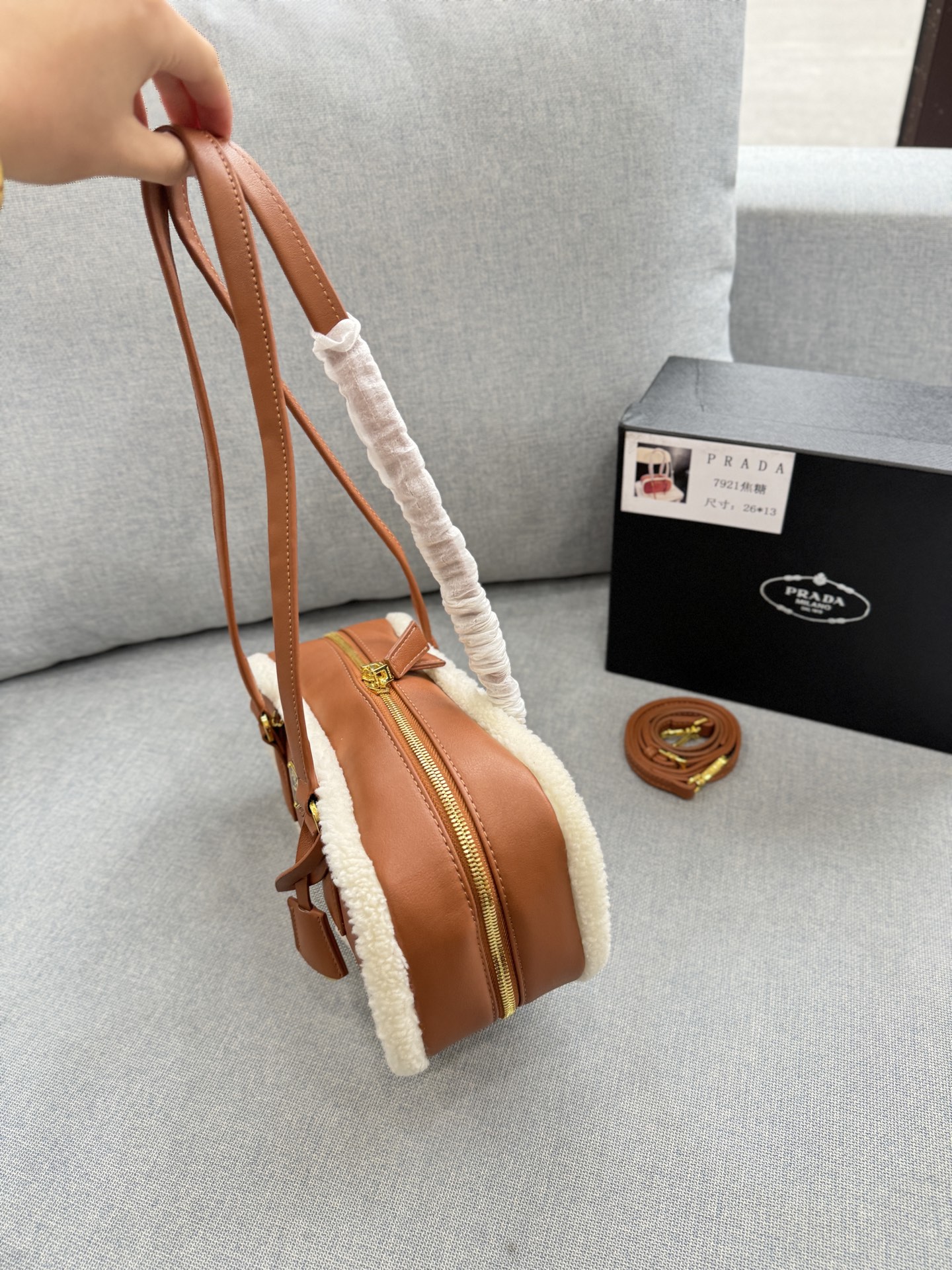 💰150 天地盖 size：28&times;15 PRADA普拉达 腋下包 手提单肩包 皮质手感柔软细腻，自带淡淡的皮香味，巧妙融合多种元素，呈现出独特而时尚的美学风格， 简约又有质感~