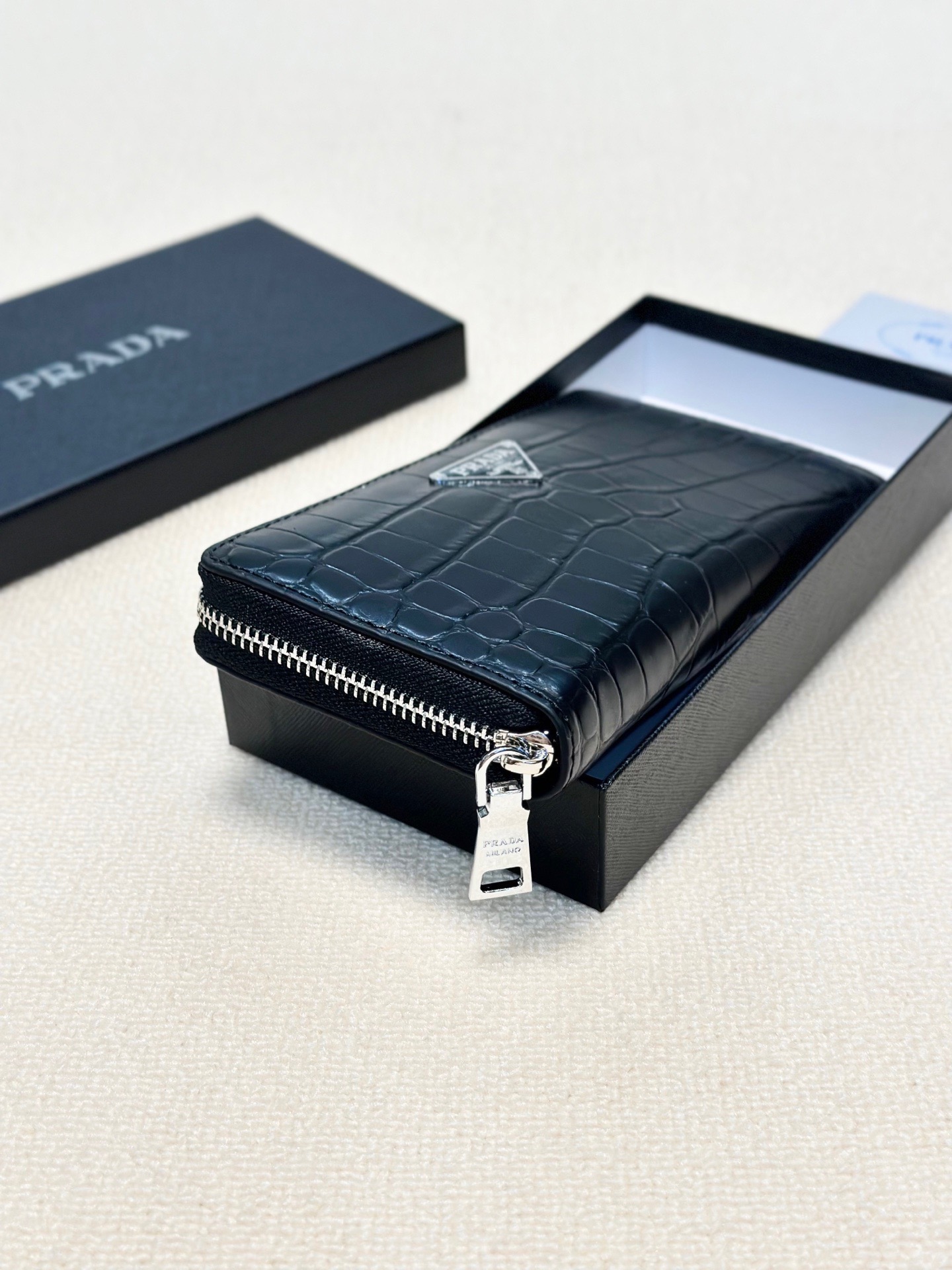 P100🎀🎀颜色 黑🎀尺寸 21x11🎀✨普拉达男士手包💎💎石头纹牛皮🐂，一流手感媲美专柜正品👍，看细节👀多卡位大容量，现货供应