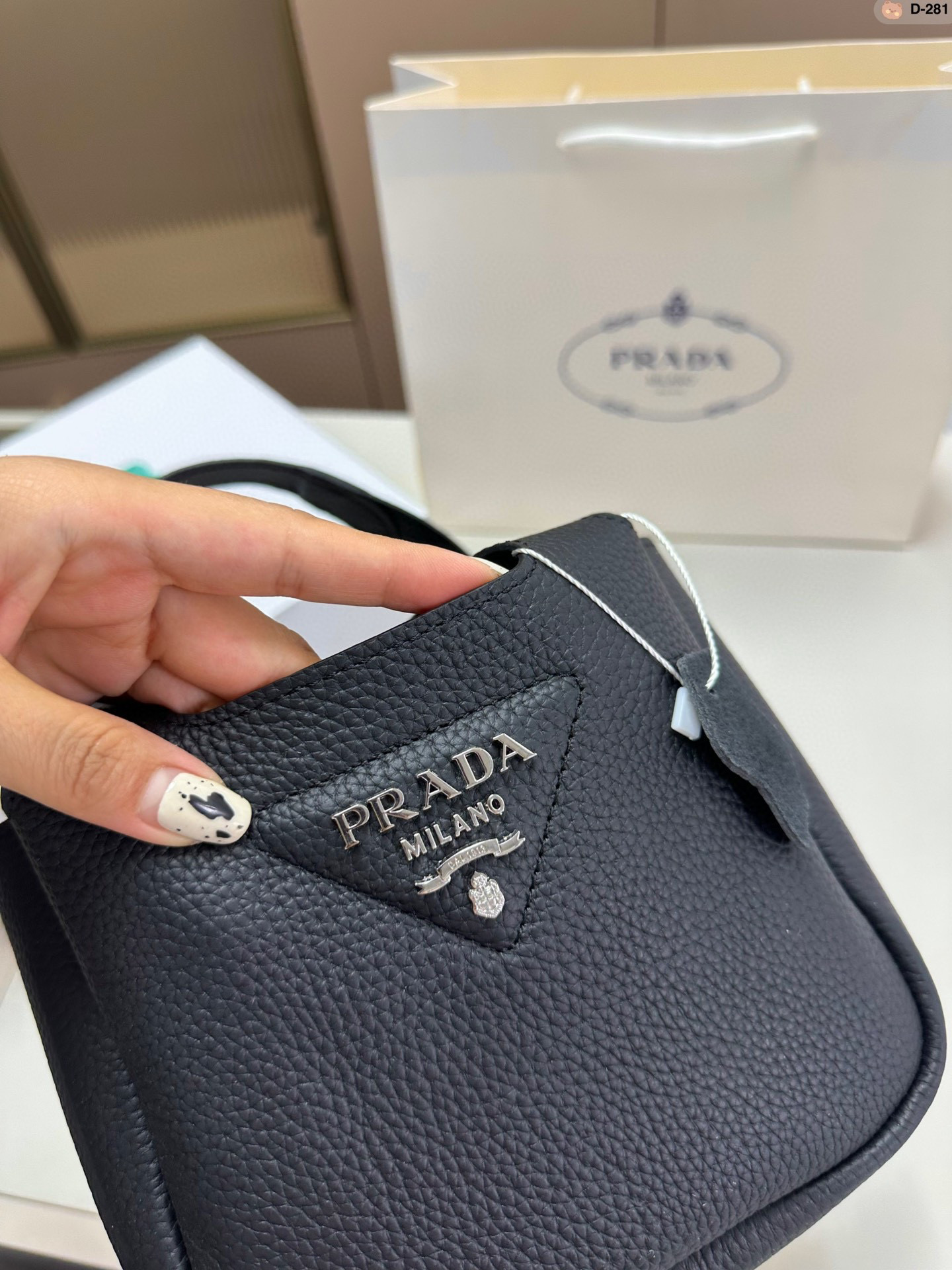 💰p180 普拉达爆款 网红同款 菜篮子 Prada 购物袋牛皮 D-281尺寸18.8.16 折叠盒