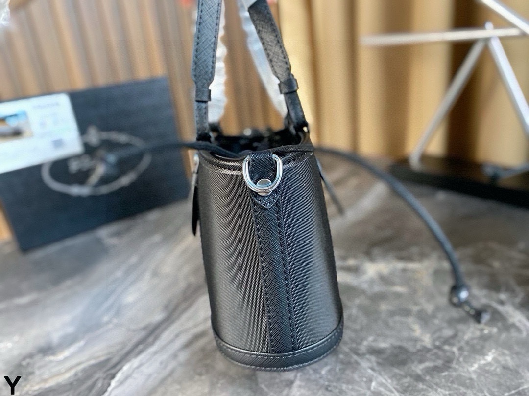 p125/p120 配盒🎁 Prada/普拉达家尼龙包！ 犹如潇洒在普拉达女包的体闲生活中穿梭 内设贴袋 可拆卸式斜挎肩带 面料纹路清晰 走线均匀! 尺寸：24*14/21*12