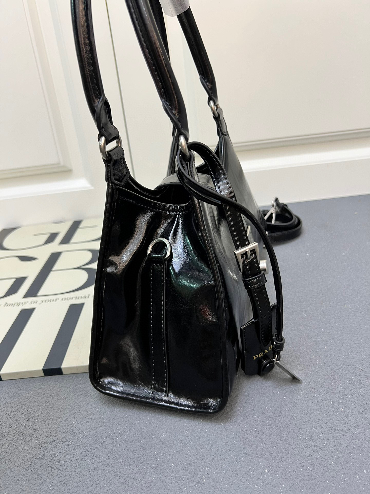 💰248包邮‼️ 🎉新品🎉1BG563春夏新款🎉🎉 这款走秀款采用进口油腊皮，顶级五金，前幅配有插扣锁开合，容量空间大，又可手提又可肩背，上身效果非常大气时尚，喜欢宝宝们，赶紧入手吧🎉🎉 长30.5x高17.5x底9cm