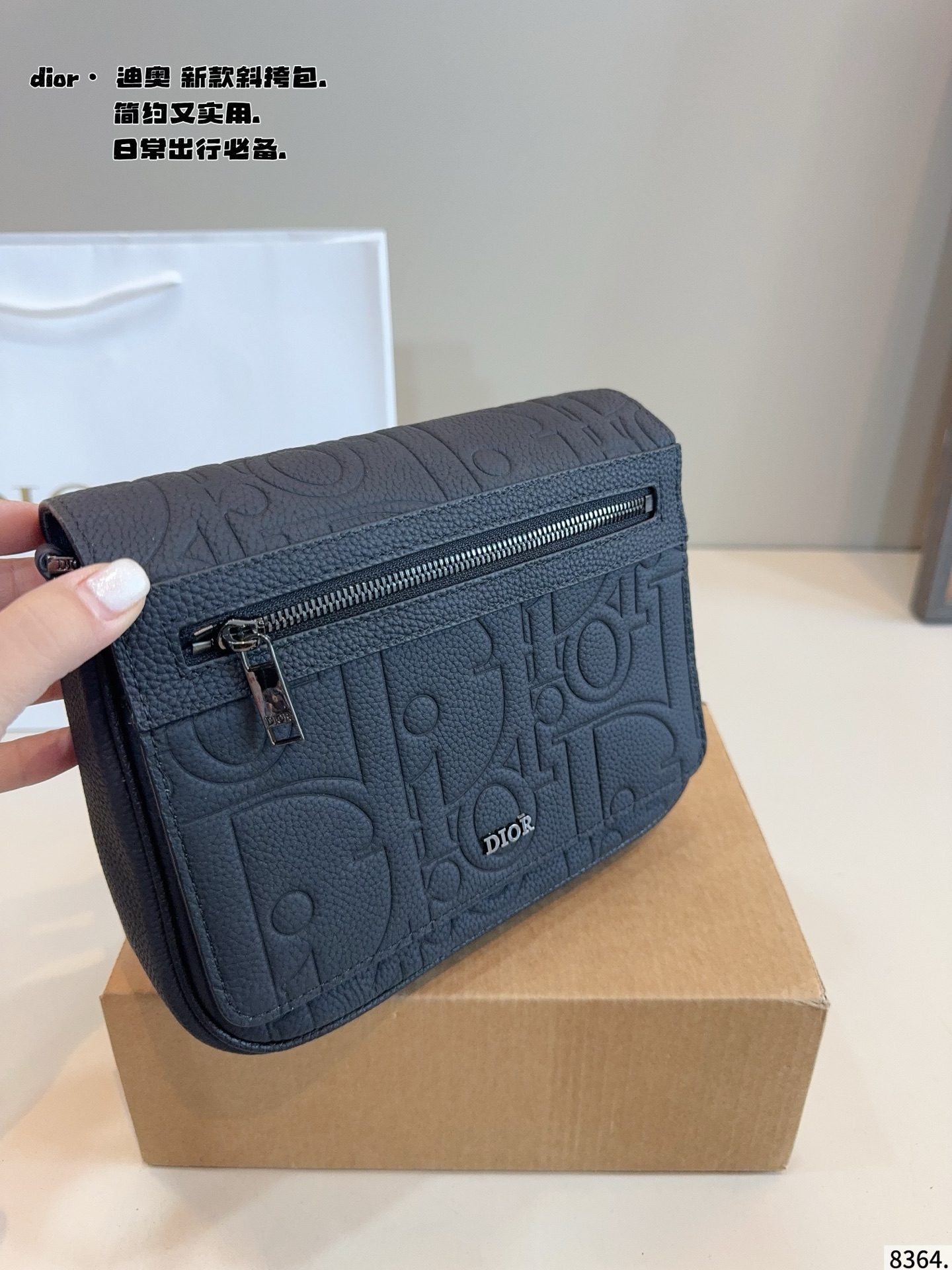 p155配礼盒🎁 Dior/迪奥 新款 男包系列的邮差包实在帅la~ 简单有质感的设计对于日常即使不爱穿搭的男生都很友好 基础款搭配起来也能提升整体时髦度实用又很高级 尺寸 ：23*6*18cm