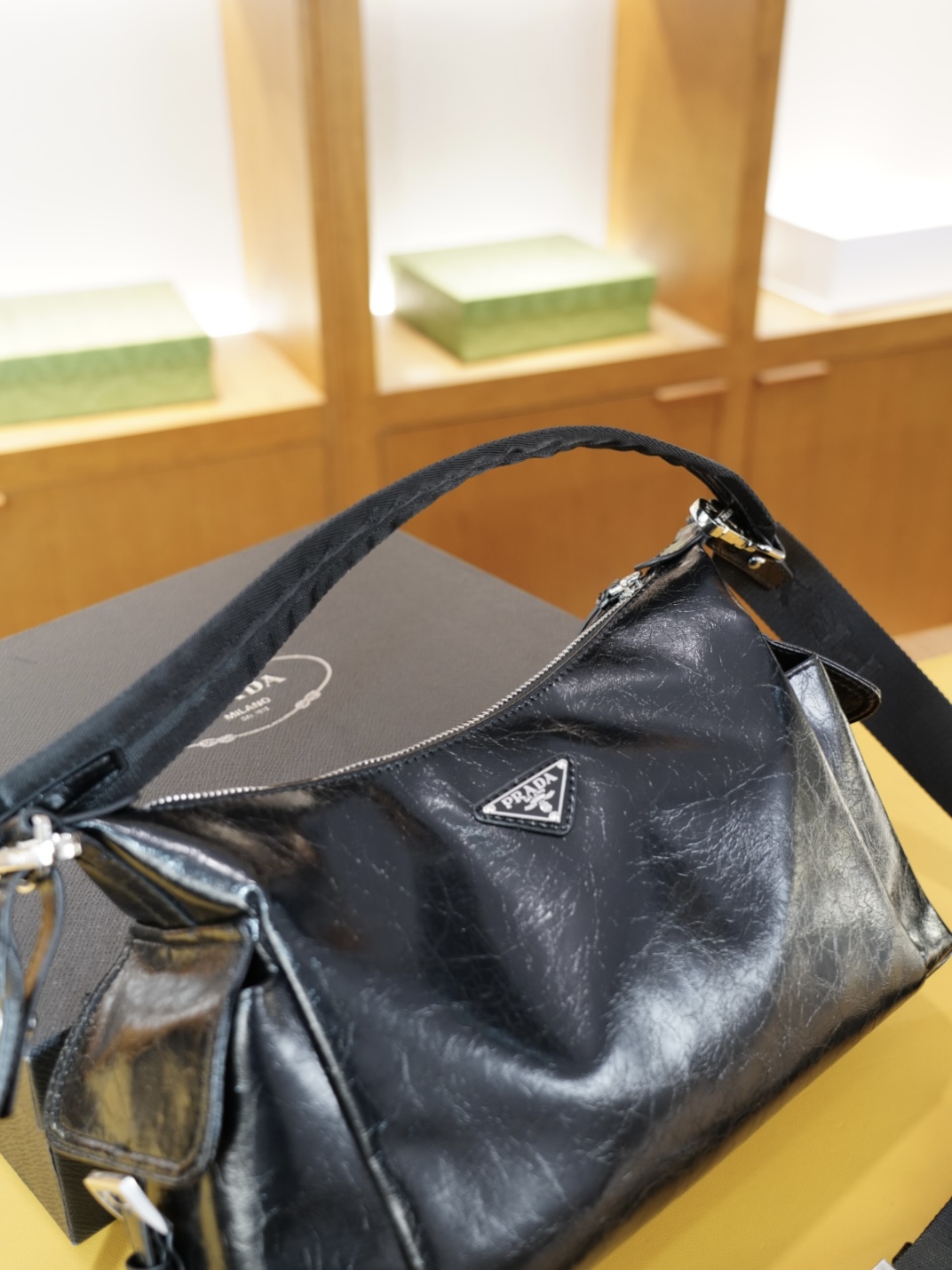 P140 🇮🇹 PRADA 普拉达 官网同步 高版本 斜挎单肩背包 永恒不过时的标志性产品 纯原单牛皮 顶级五金制作 非市面普通版本 贸易公司订单货 全部实拍 实用性非常高 完全不用担心穿搭 配全套包装礼品盒 【规格：30x20x10】