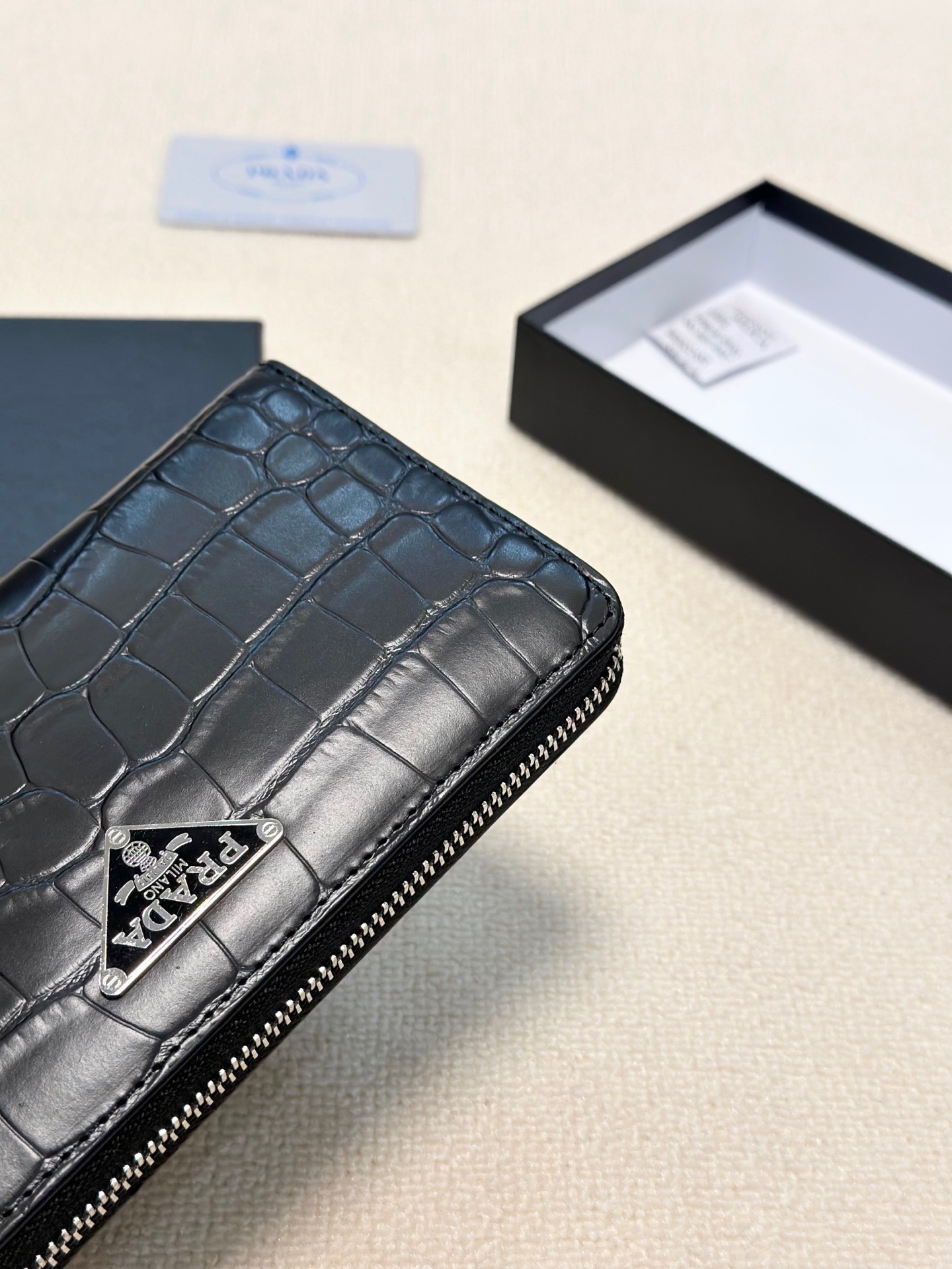 P100🎀🎀颜色 黑🎀尺寸 21x11🎀✨普拉达男士手包💎💎石头纹牛皮🐂，一流手感媲美专柜正品👍，看细节👀多卡位大容量，现货供应