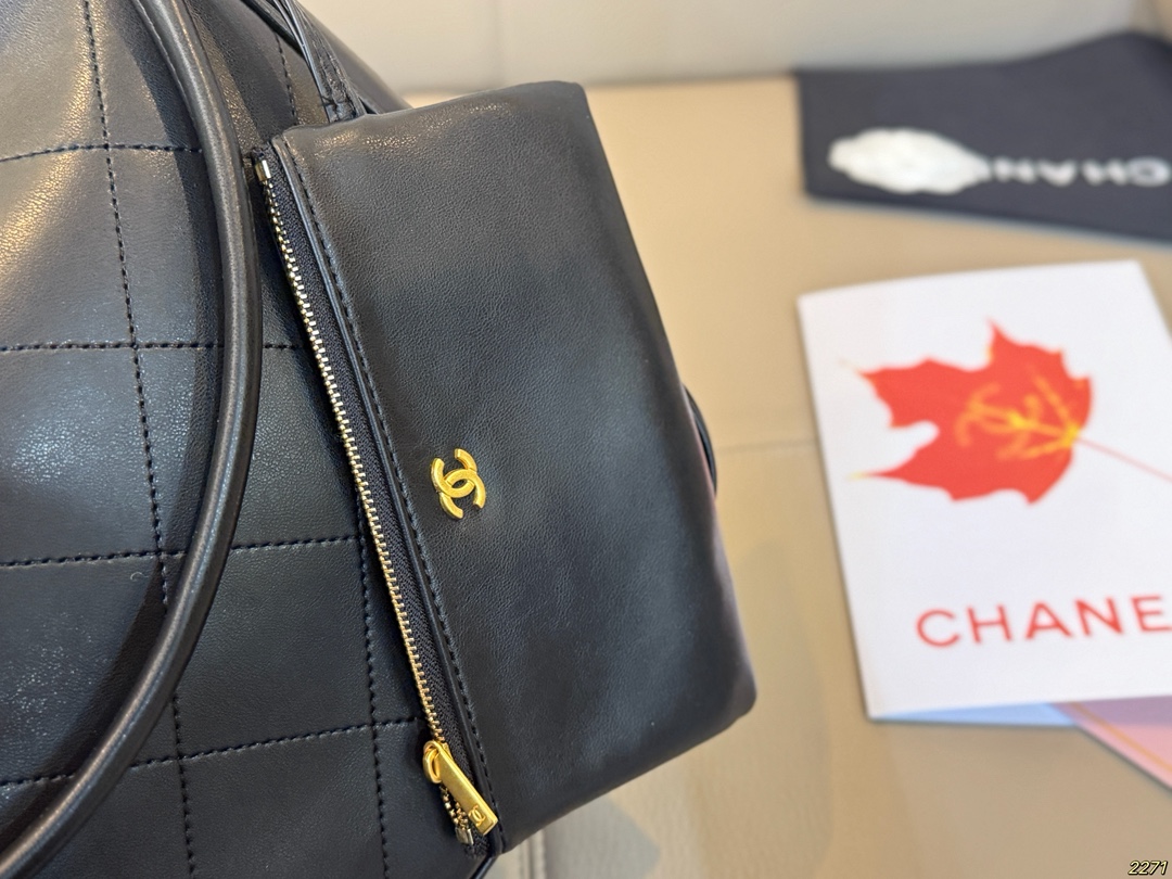 &yen;150折叠盒 香奈儿CHANEL Hobo腋下包 这款觉得手拎就很好看 配休闲装很酷啊！ 实物很漂亮 质感超级棒 尺寸：32 29