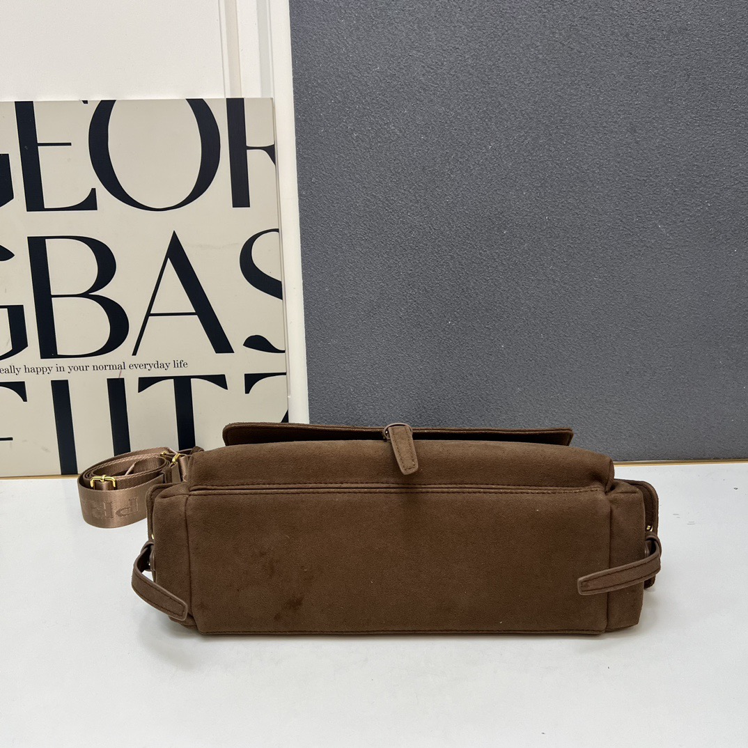 💰240包邮❗ 新款邮差包🎉1A395全皮🎉 这款手袋完美融合精致与功能性，采用再生尼龙材质，轮廓柔和，配有多个口袋。轻盈实用的设计结合运动与百搭元素，饰有涂珐琅三角形金属徽标，搭配皮革细节。配有2条肩带可拆卸，容量大，太完美，又是一款永久不过时爆款，大号男女共用，赶紧入手吧 小号:长30x高14x底10cm