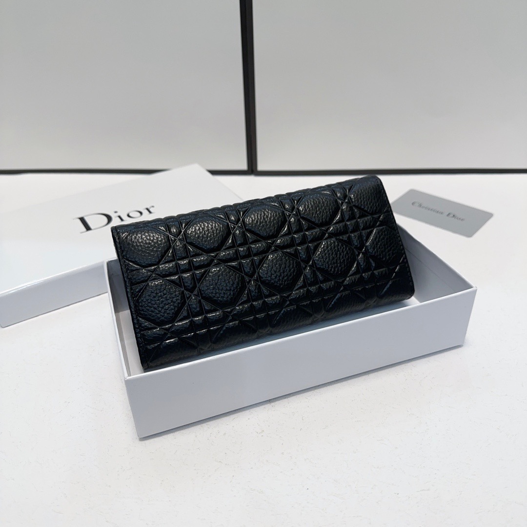 P95🎀🎀颜色 黑🎀尺寸 19x10🎀迪奥👏时尚钱包 🎃🎃头层牛皮压花🐂内阁超丰富👍女士专属🔥现货