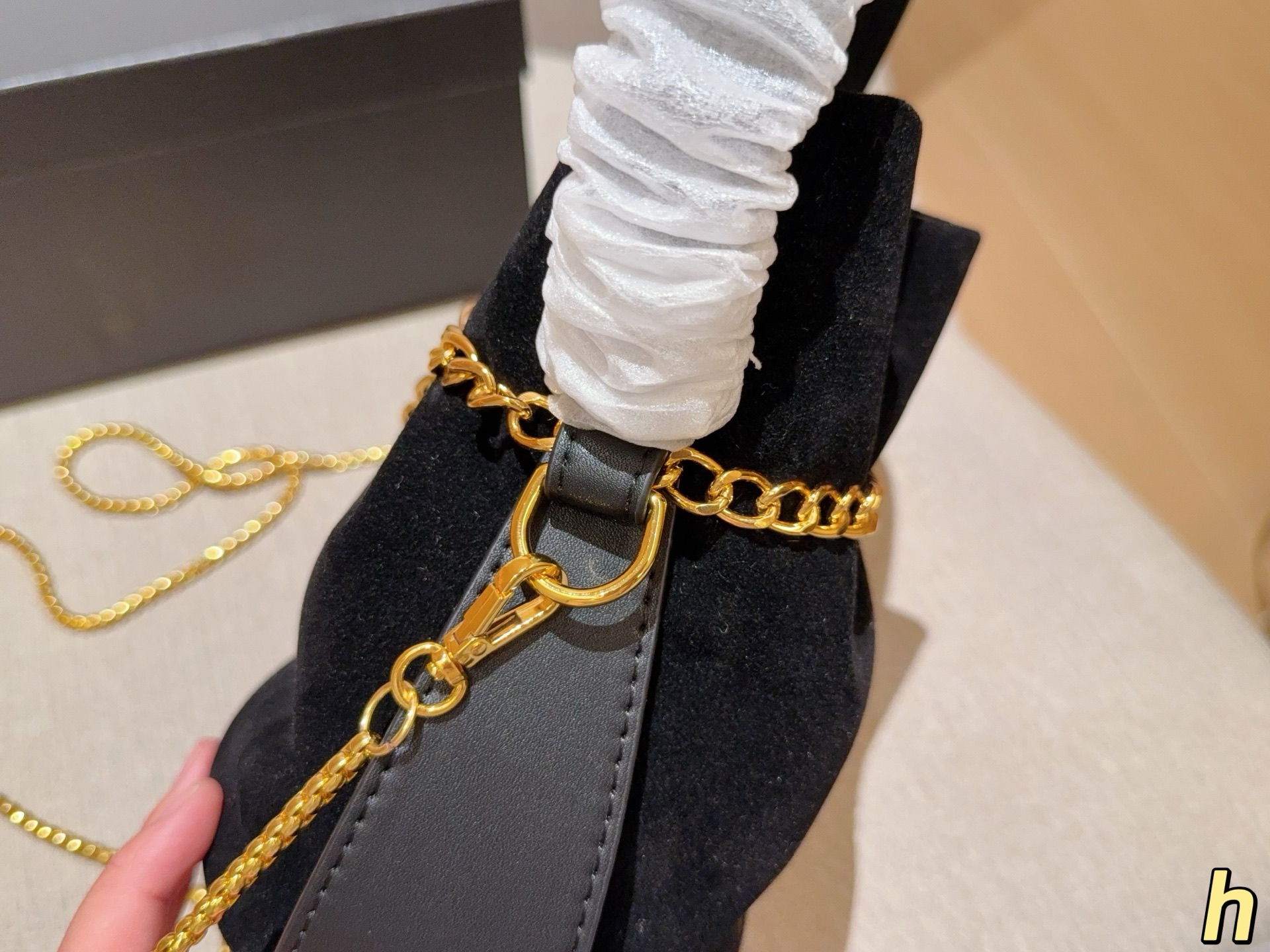 💰120 Prada普拉达 25ssMariner麂皮绒水桶包～链条斜挎包～ 尺寸：17&times;18&times;12 礼盒包装🎁