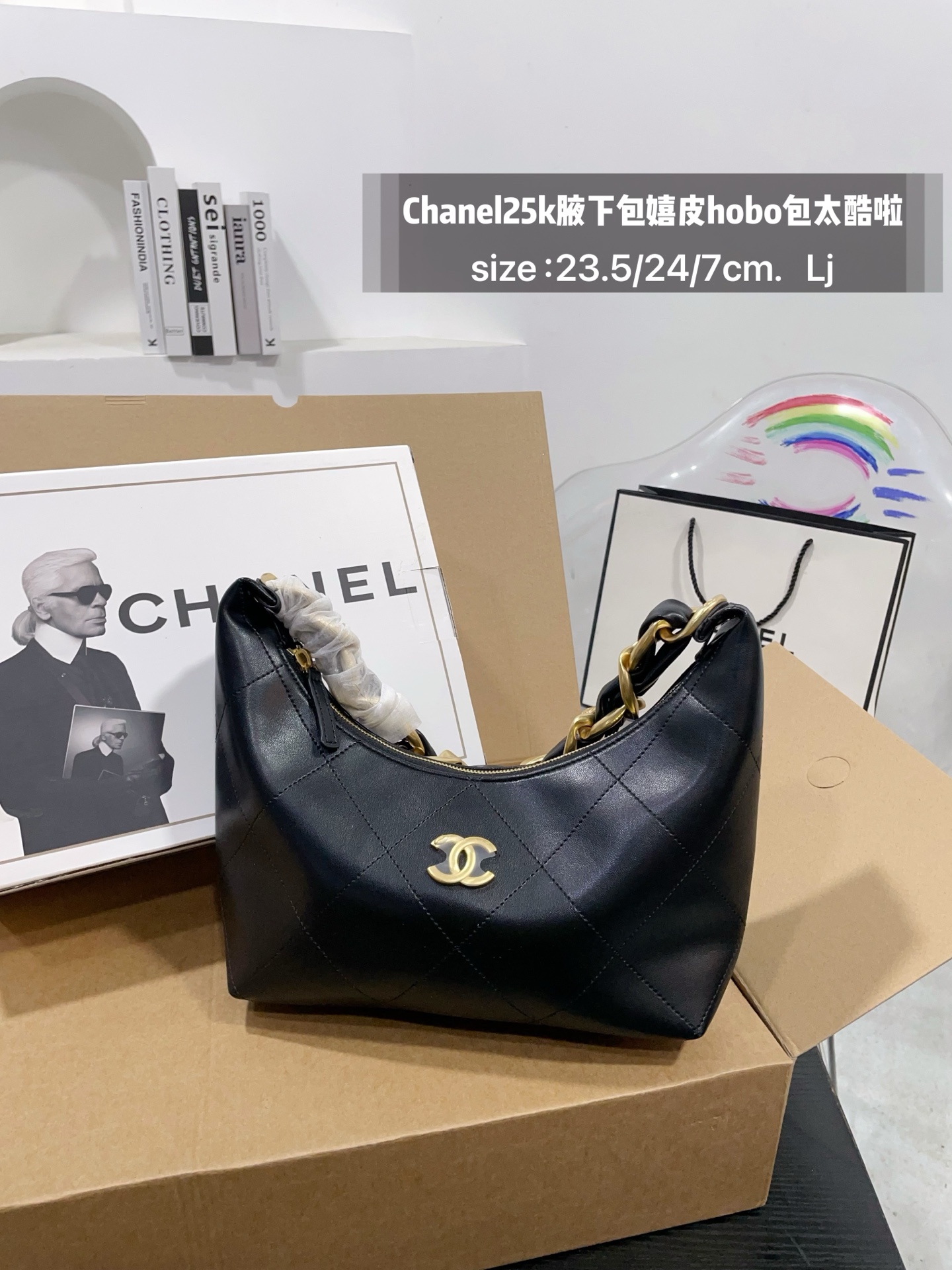 👑💰170免税店包装 Chanel25k腋下包嬉皮hobo包太酷啦25k嬉皮hobo包经典大菱格，大粗链条沉甸甸的金链条很有分量感 表面做旧效果，很有Vintage中古感； 包身柔软容量非常大，好看又能装的hobo谁能拒 绝 上身随性又潇洒~ 尺寸，23.5/24/7cm