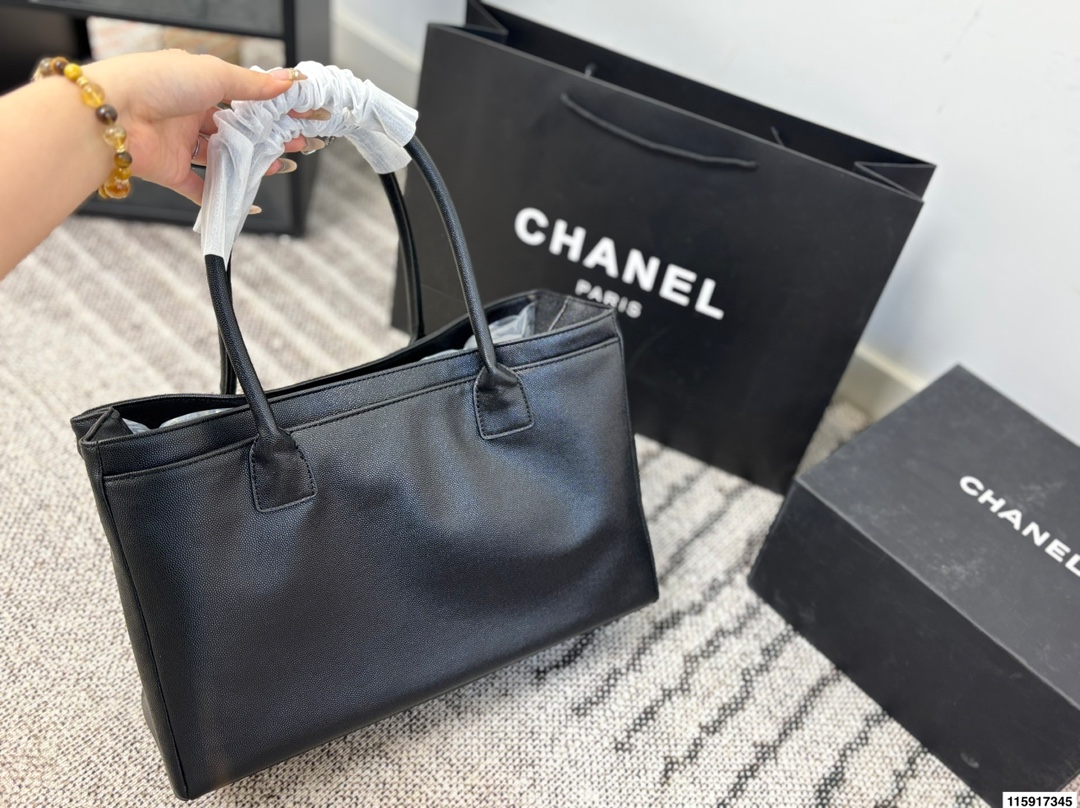 p155 尺寸36.23 Chanel 香奈儿 cerf 鱼子酱荔枝皮 公文包 经典永不过时的Cerf包型，简约大气又实用[哇R]鱼子酱牛皮耐磨耐造有质感！还是黑金配色