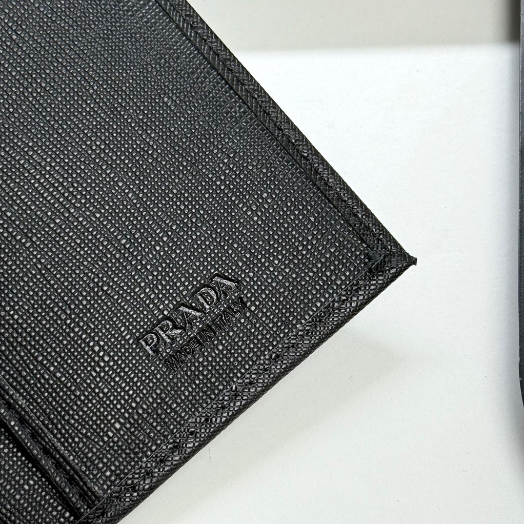 短p75长p85🎀🎀颜色 黑色 🎀尺寸长19x10 短12x10🎀普拉达🔥专柜款🔥十字纹长短款对折👍一比一进口牛皮手感无敌💕简约大气必备💕
