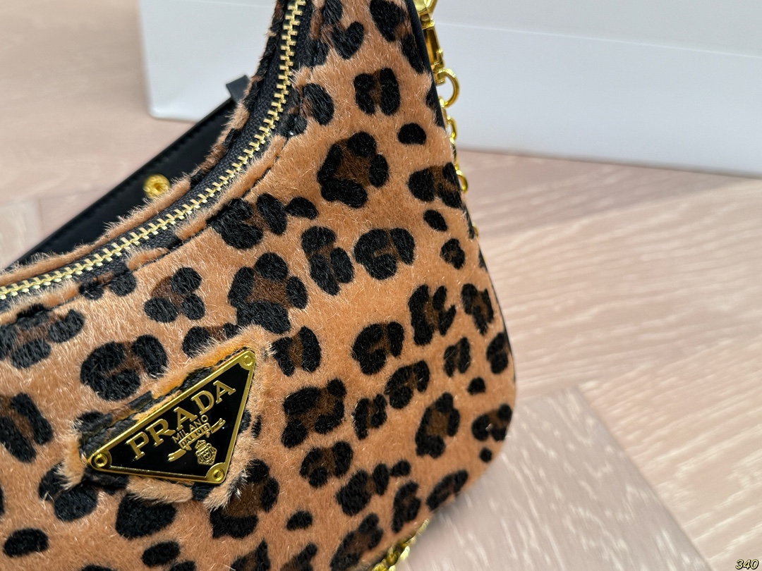 &yen;130 普拉达hobo腋下包 Prada如影随形 充满了不一样的帅气感 甜酷辣妹穿搭必备 尺寸 22 12