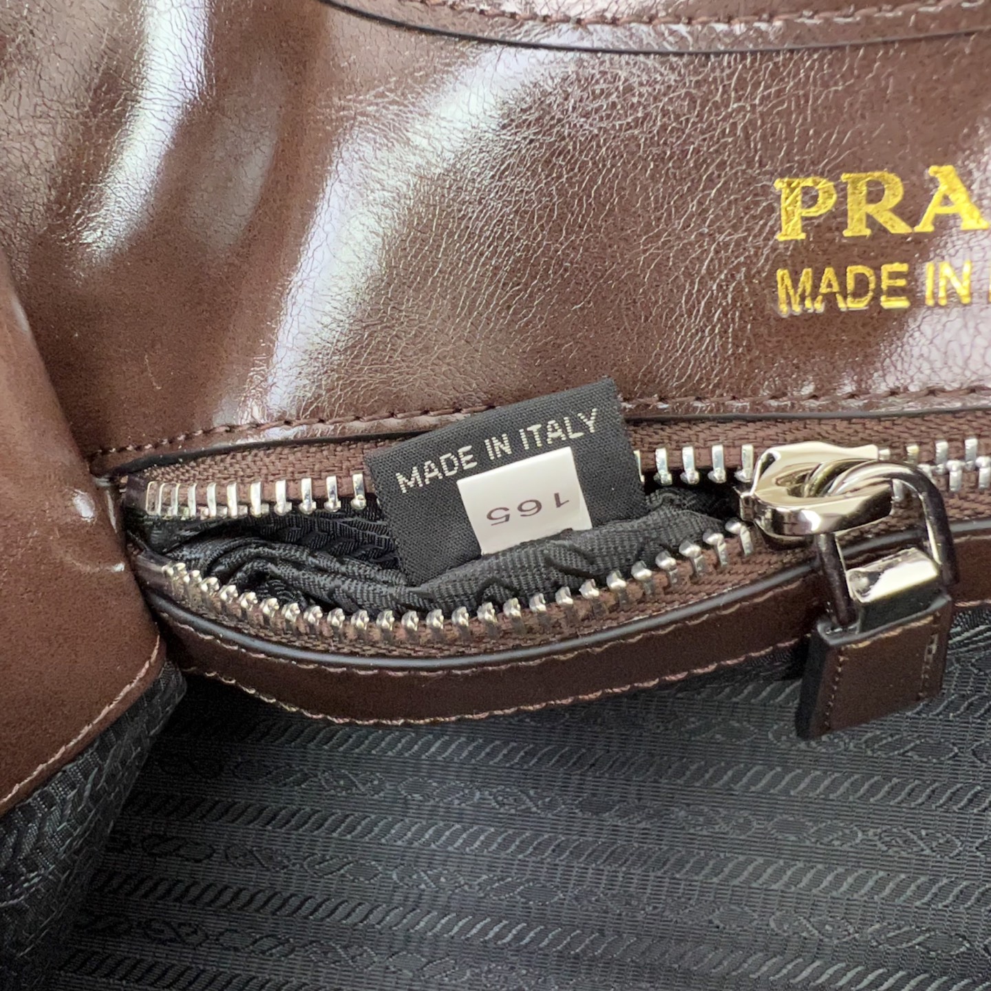 定制版💰338包邮‼️ 🎉新品🎉1BG563新款🎉🎉 这款走秀款采用进口油腊皮，顶级五金，前幅配有插扣锁开合，容量空间大，又可手提又可肩背，上身效果非常大气时尚，喜欢宝宝们，赶紧入手吧🎉🎉 长30.5x高17.5x底9cm🎉🎉🎉