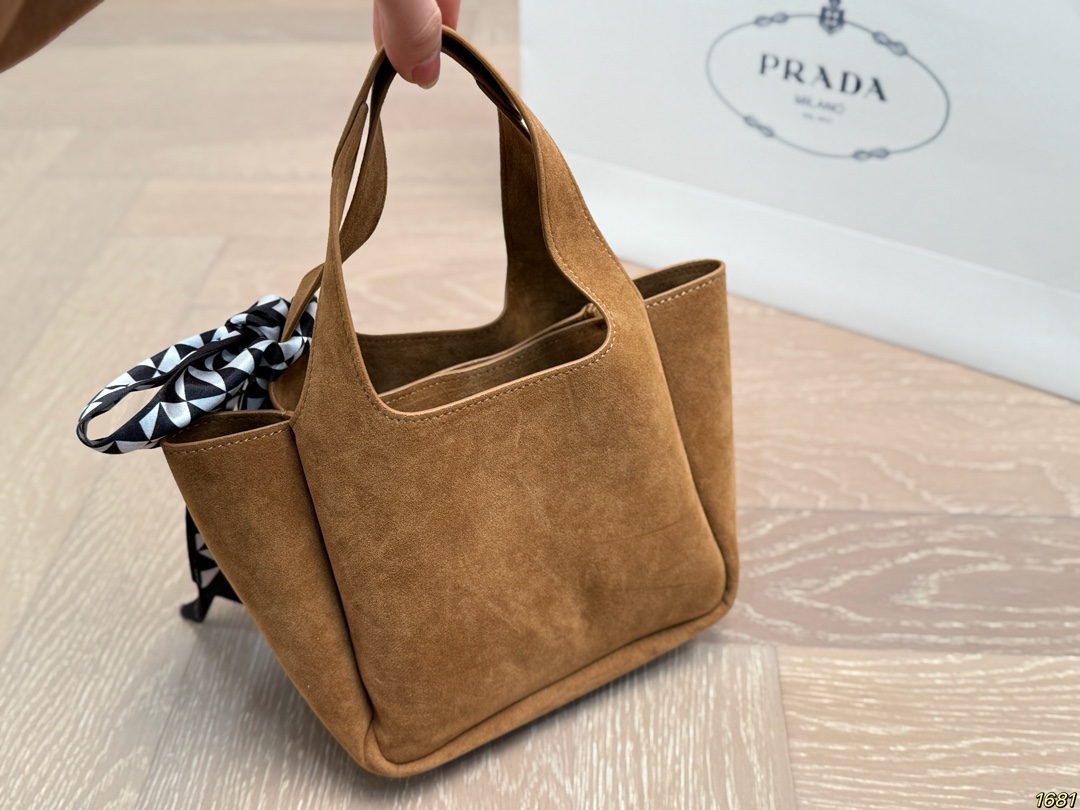 &yen;145/&yen;140 普拉达 PRADA 手提托特包独特设计时尚又经典 超级百搭 日常通勤皆可 上身又A又飒 尺寸24 20/17 15
