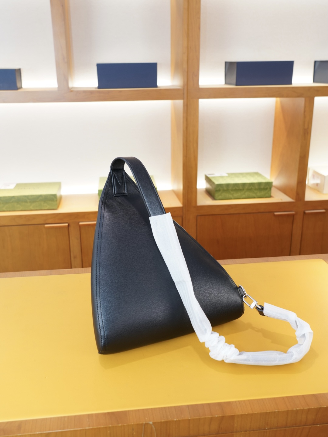 P115 🇮🇹 普拉达 官网同步 高版本 胸包 永恒不过时的标志性产品 纯原单牛皮 顶级五金制作 非市面普通版本 今年PRADA最爱的款式 全部实拍 实用性非常高 完全不用担心穿搭 【规格：30x35x5】