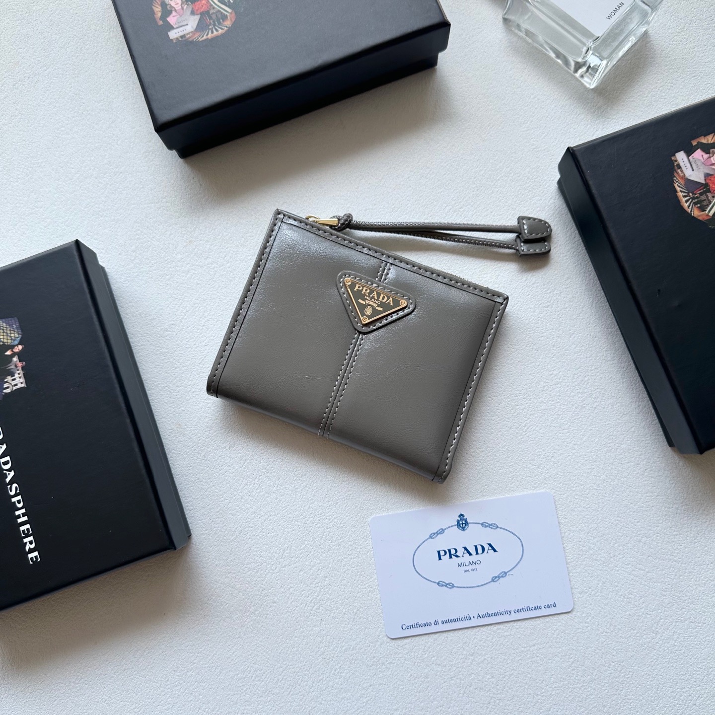 p95🎀🎀颜色 黑 灰 粉🎀尺寸 11x10🎀普拉达👏时尚钱包，优质油蜡牛皮👍🏻高档五金配件，内阁丰富，超级实用❗️现货高品质！