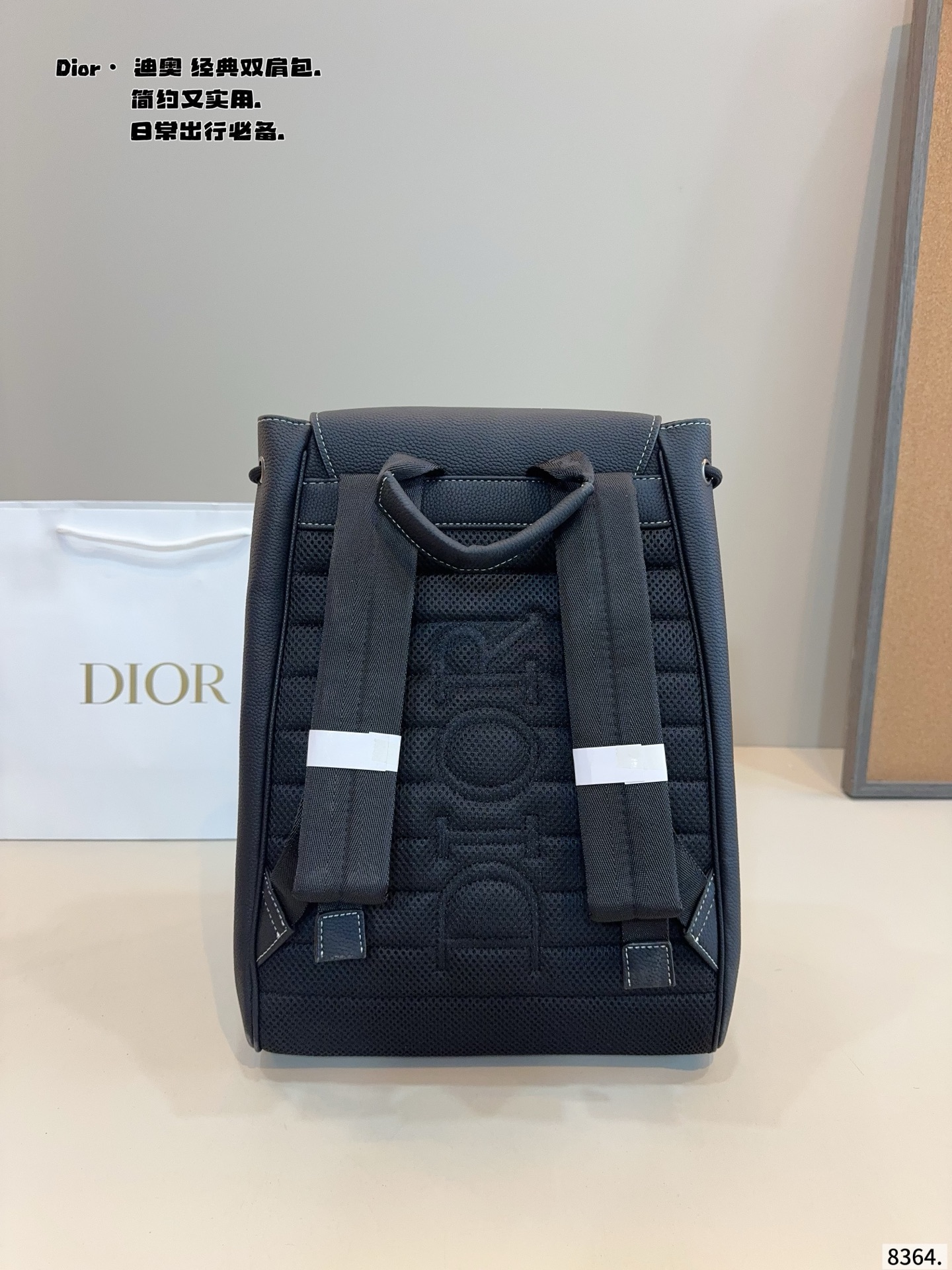 p185 dior 迪奥 双肩包经典永不过时！每年过年的时候背包都是销售冠军哦！出门旅游！外出等等都是非常之适合！最受欢迎的一款背包经久不衰[强] 超纤🐂皮 绝对高品质 尺寸：29*14*40cm