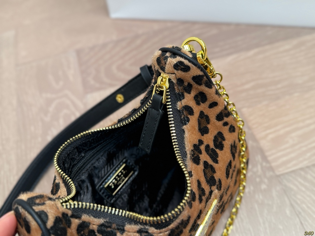 &yen;130 普拉达hobo腋下包 Prada如影随形 充满了不一样的帅气感 甜酷辣妹穿搭必备 尺寸 22 12