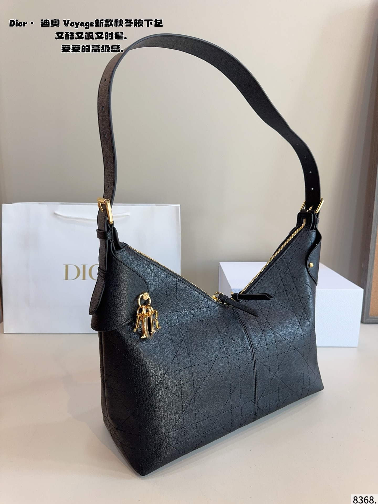 p210 又发现新款啦🤩Dior Voyage秋冬系列腋下包 又是一个迪奥新款腋下包，直接击中心巴上[哇R] 自带松弛感，包形柔软又随意～ 复古的粒面牛皮，经典藤纹格，双拉链设计～ 整体高级又时髦，精致感满满的字母吊坠～ 细节非常到位，超大的容量，自用很轻便哇 背上身满满的松弛感哇尺寸：36*13*29cm