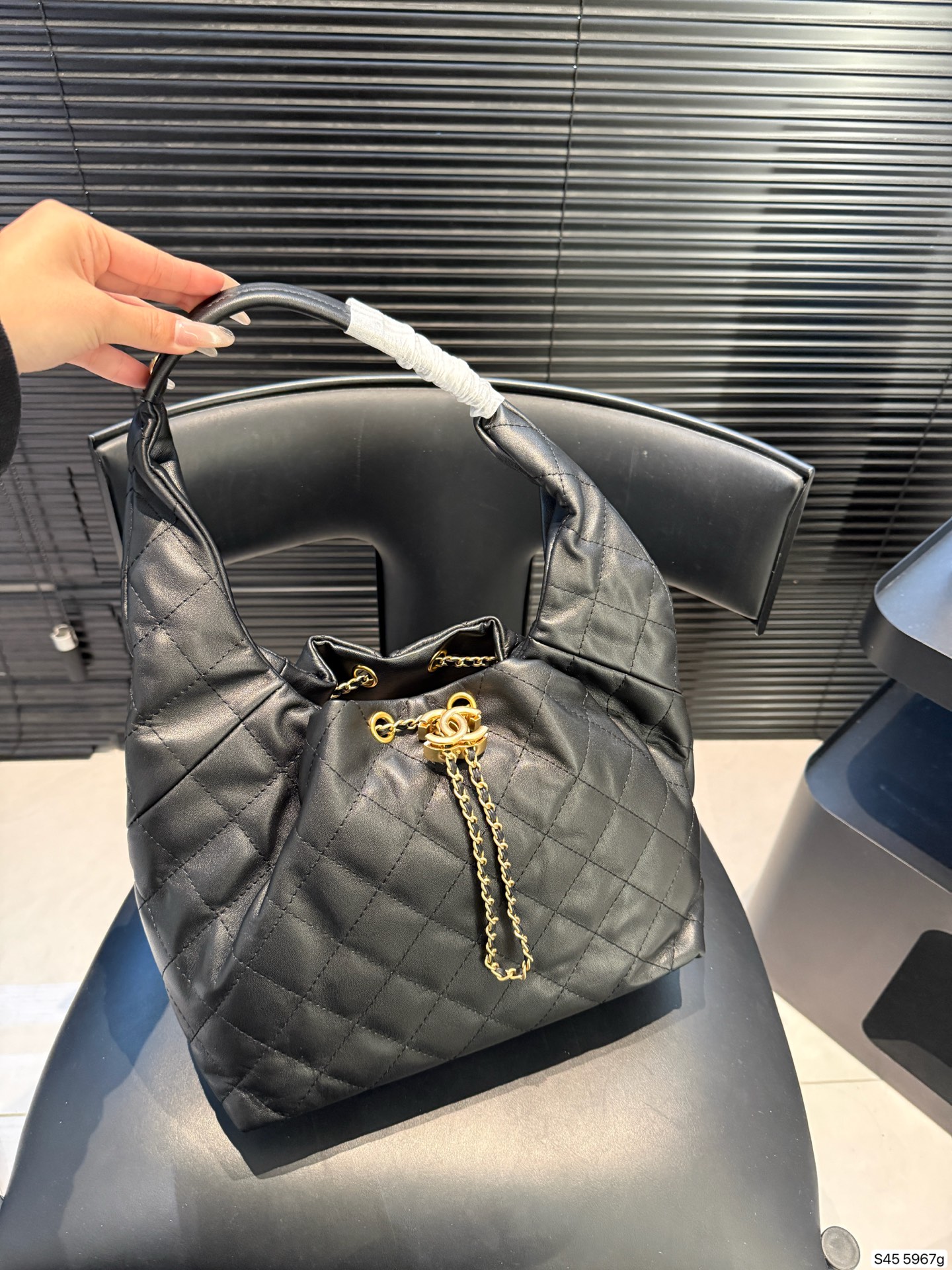 P275 香奈儿新款hobo✅行情早知道🔑少见的推荐 香奈儿2025年推出了全新的Hobo包金属双C扣和链条肩带等设计细节，结合复古与现代元素，成为备受期待的new girl。 尺寸27 21 货号5967