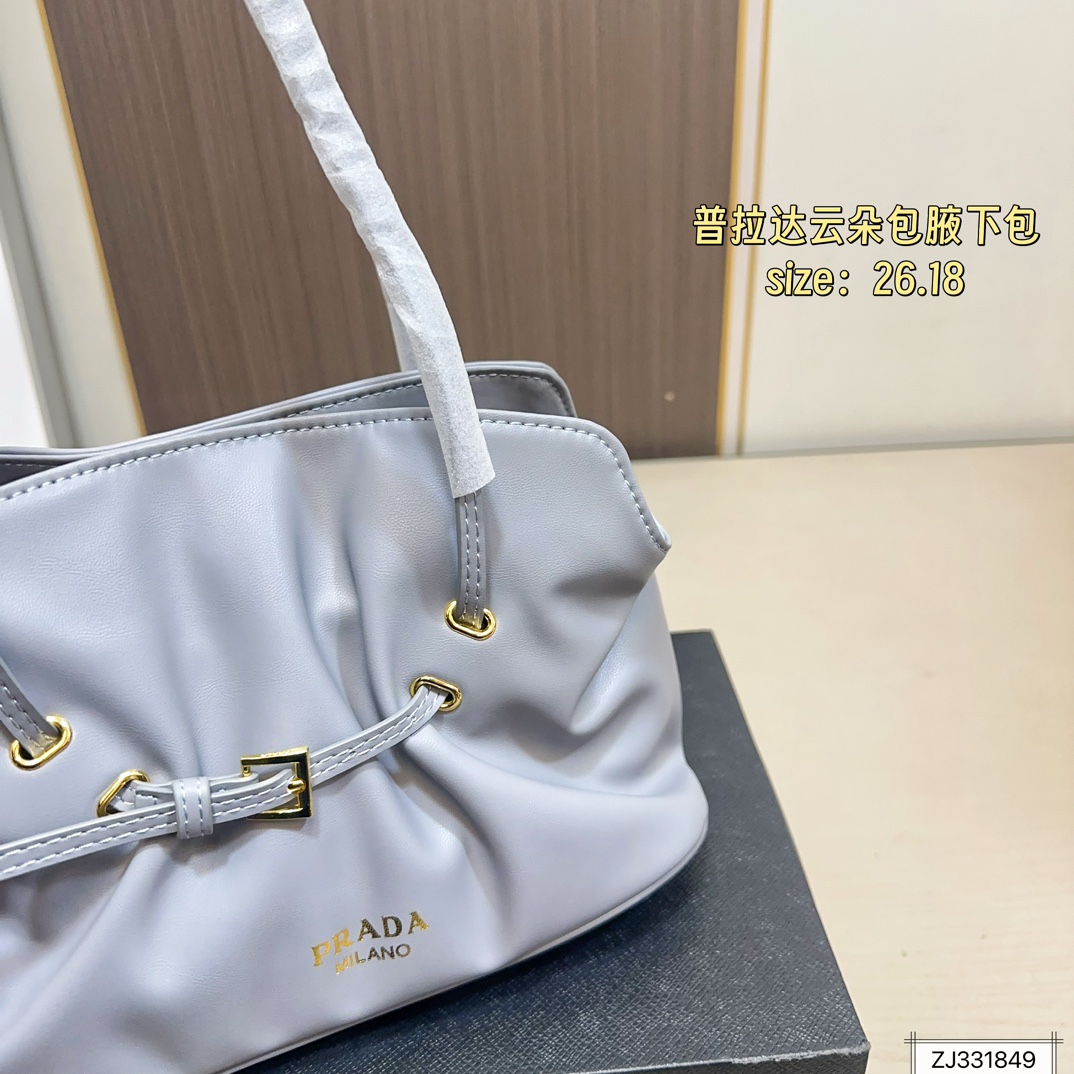 💰165 折叠盒 尺寸26&times;18 Prada 普拉达 Dada腋下包 因蓬松柔软的外形被称为&ldquo;云朵包&rdquo;，触感细腻。细长饰带束出自然褶皱，展现松弛高级的&ldquo;Raw Glamour&rdquo;风格。磁吸扣设计，容量可观，适合通勤或约会，轻松搭配各种穿搭，时髦又实用