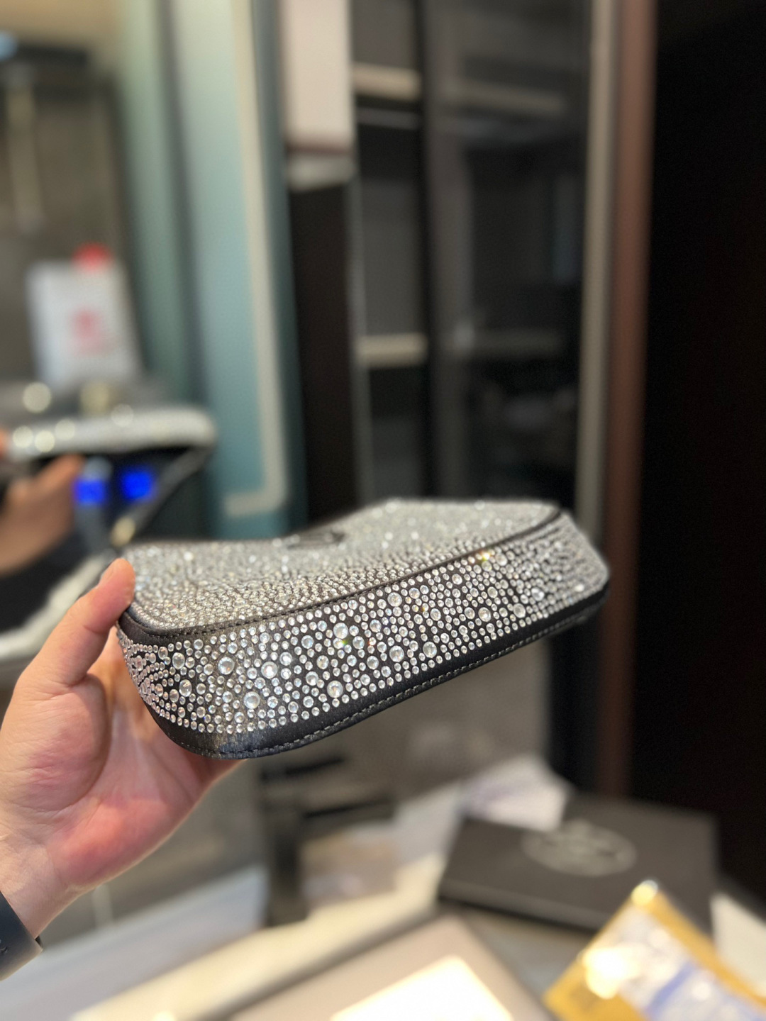 ❤️p135（礼盒包装）❤️ 普拉达腋下钻包 今年真的太流行中古腋下包了 一款sportsexy风格包包🤞🏿 超级喜欢它简单有质感的设计，上身性感而帅气，很能装而且方便啊！ 无敌时髦洋气～x尺寸：24*5*16