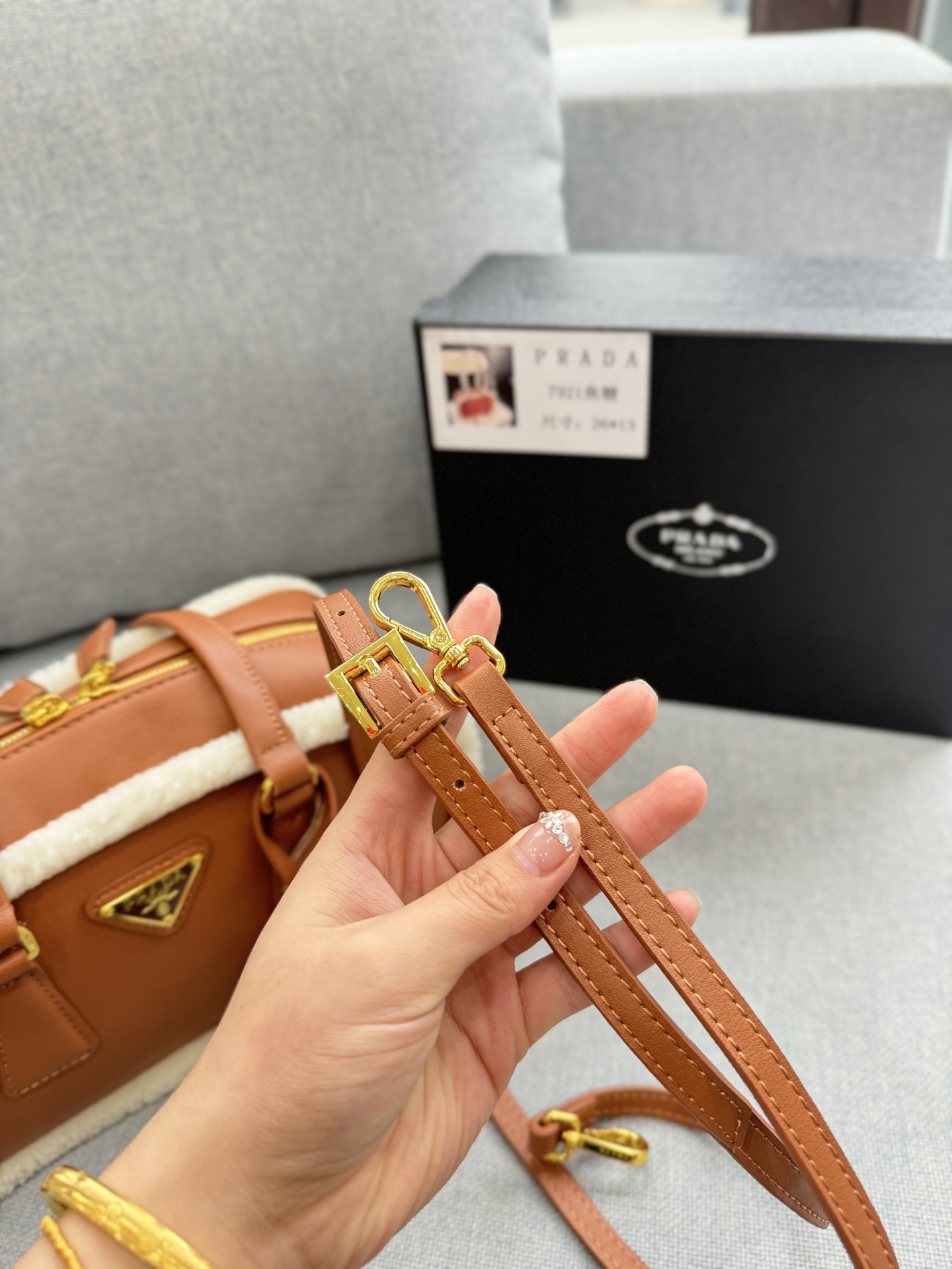 💰150 天地盖 size：28&times;15 PRADA普拉达 腋下包 手提单肩包 皮质手感柔软细腻，自带淡淡的皮香味，巧妙融合多种元素，呈现出独特而时尚的美学风格， 简约又有质感~