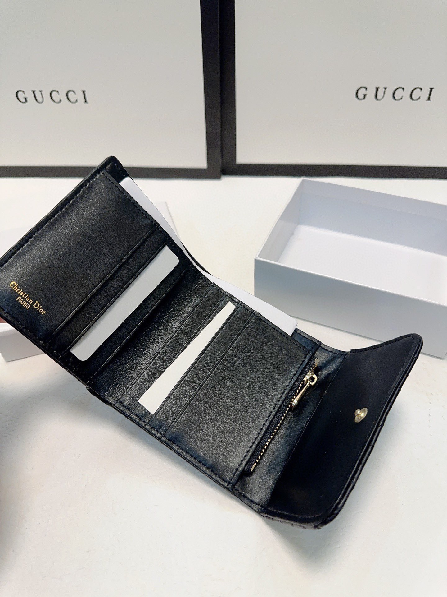 P85🎀🎀颜色 黑🎀尺寸 11x10🎀迪奥专柜同步👏时尚钱包，优质小羊皮👍🏻高档古铜五金配件，内阁丰富，超级实用❗️现货高品质[得意]