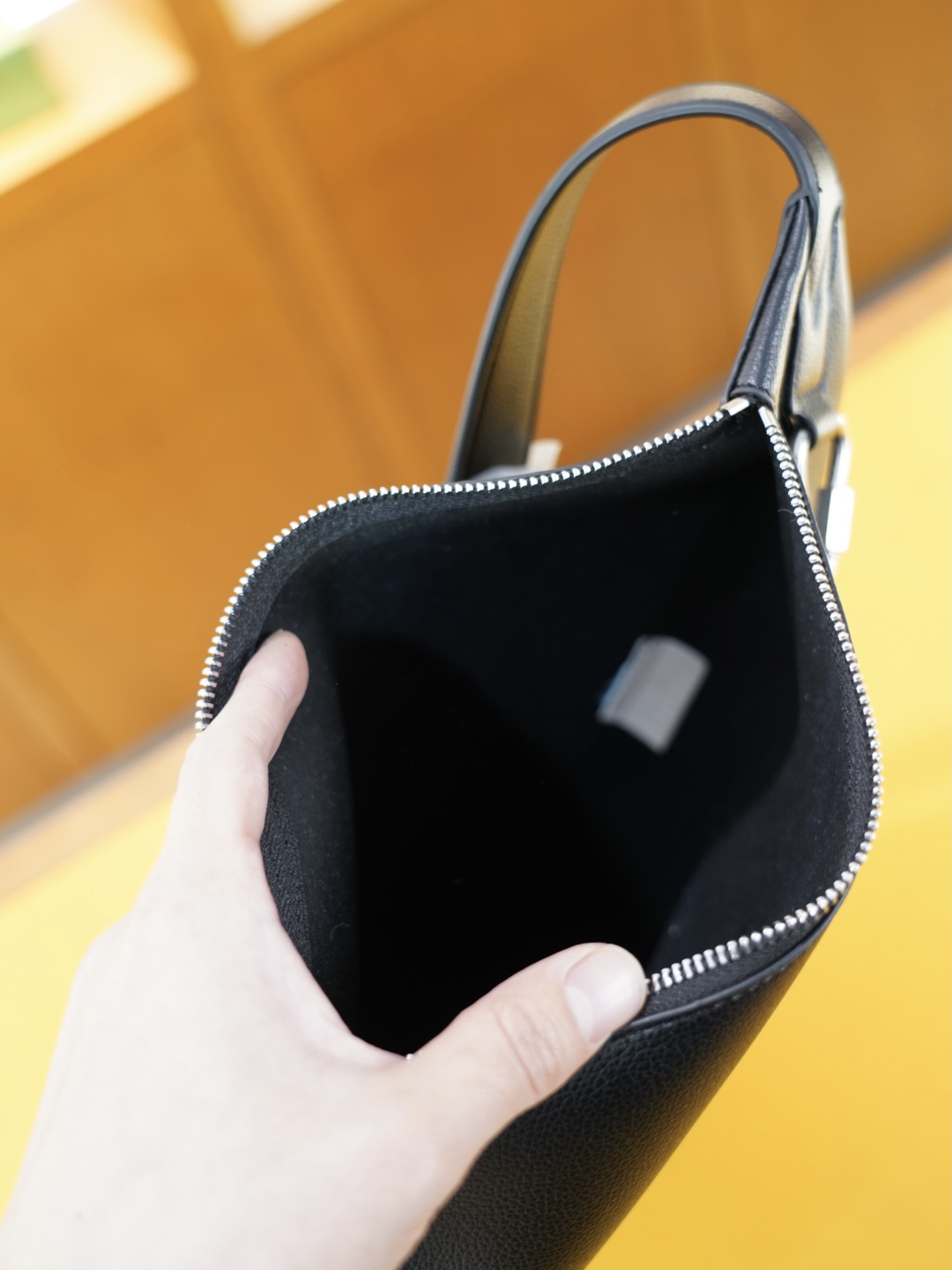 P115 🇮🇹 普拉达 官网同步 高版本 胸包 永恒不过时的标志性产品 纯原单牛皮 顶级五金制作 非市面普通版本 今年PRADA最爱的款式 全部实拍 实用性非常高 完全不用担心穿搭 【规格：30x35x5】