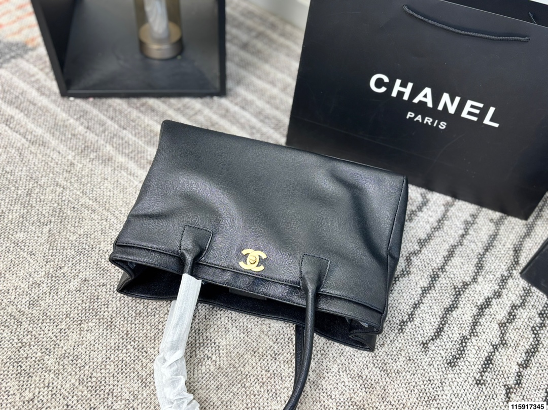 p155 尺寸36.23 Chanel 香奈儿 cerf 鱼子酱荔枝皮 公文包 经典永不过时的Cerf包型，简约大气又实用[哇R]鱼子酱牛皮耐磨耐造有质感！还是黑金配色