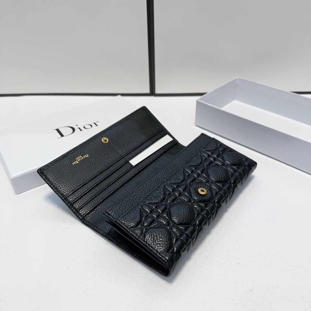P95🎀🎀颜色 黑🎀尺寸 19x10🎀迪奥👏时尚钱包 🎃🎃头层牛皮压花🐂内阁超丰富👍女士专属🔥现货