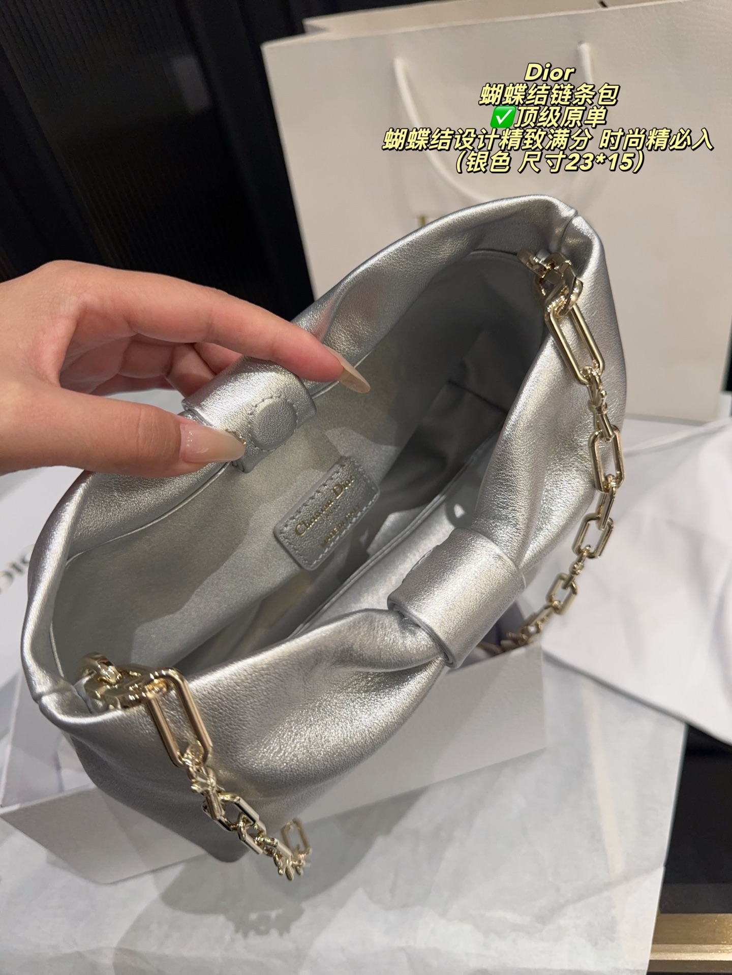 ✅顶级原单P250配盒⚠️尺寸23*15 Dior 迪奥蝴蝶结链条包 黑色粒面牛皮＋金色链条，优雅又现代 。正面&ldquo;Dior&rdquo;标志超有辨识度，蝴蝶结设计精致满分！尺寸适中，日常通勤、晚宴都能轻松驾驭，手提or斜挎都很百搭~链条细节提升质感，实用又时髦，是Dior经典系列热门单品，时尚达人必入！