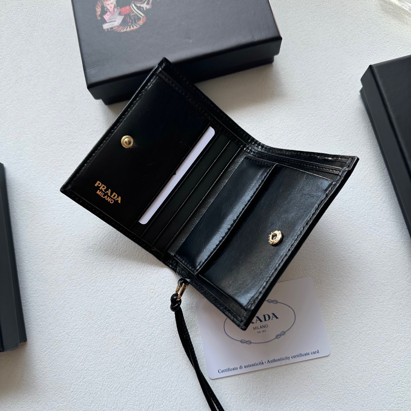 p95🎀🎀颜色 黑 灰 粉🎀尺寸 11x10🎀普拉达👏时尚钱包，优质油蜡牛皮👍🏻高档五金配件，内阁丰富，超级实用❗️现货高品质！