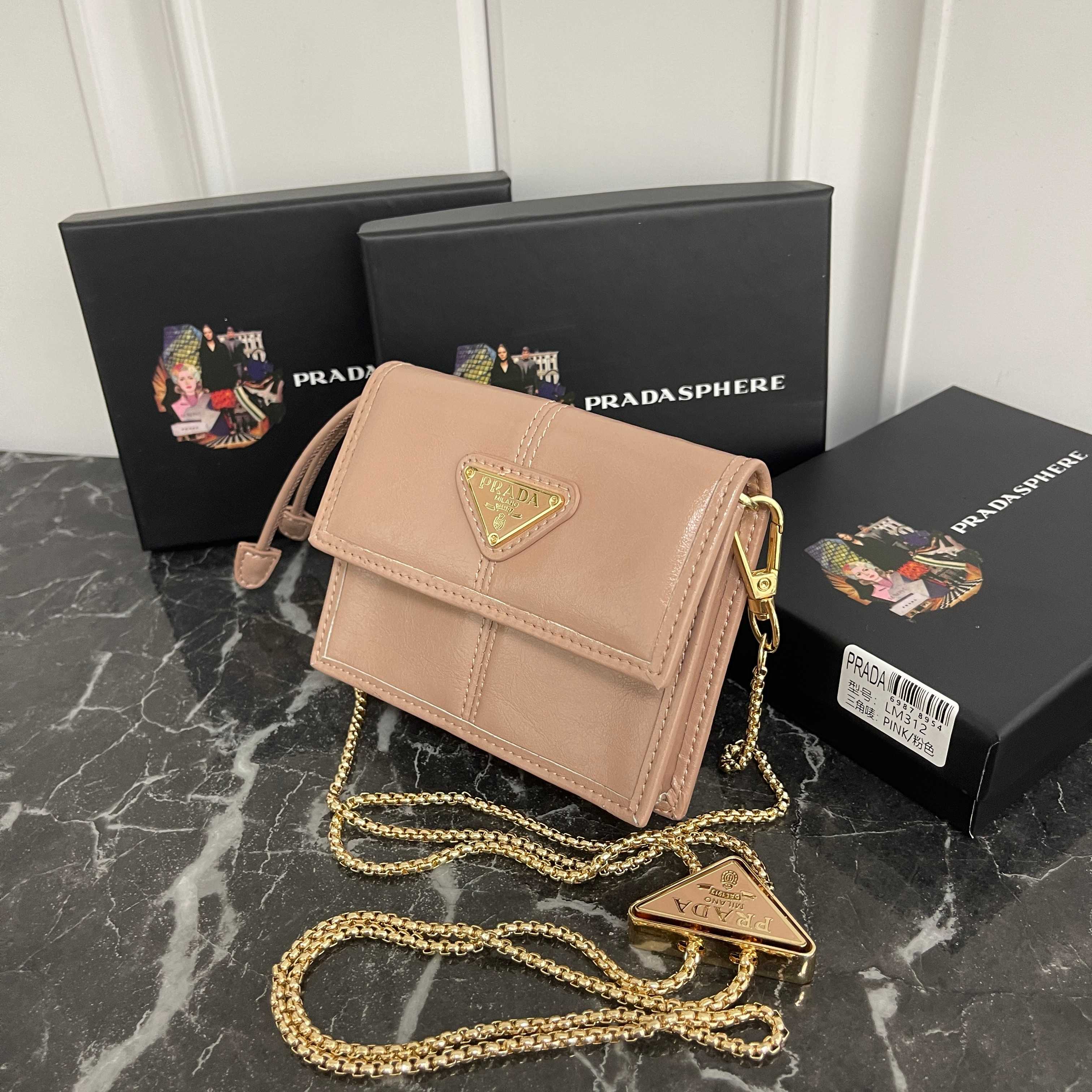 💰115包邮❗ PRADA普拉达 油腊皮珐琅金属三角形标志按扣开合 皮革 卡包 常规 女款 编号312 颜色黑色，粉色，灰色