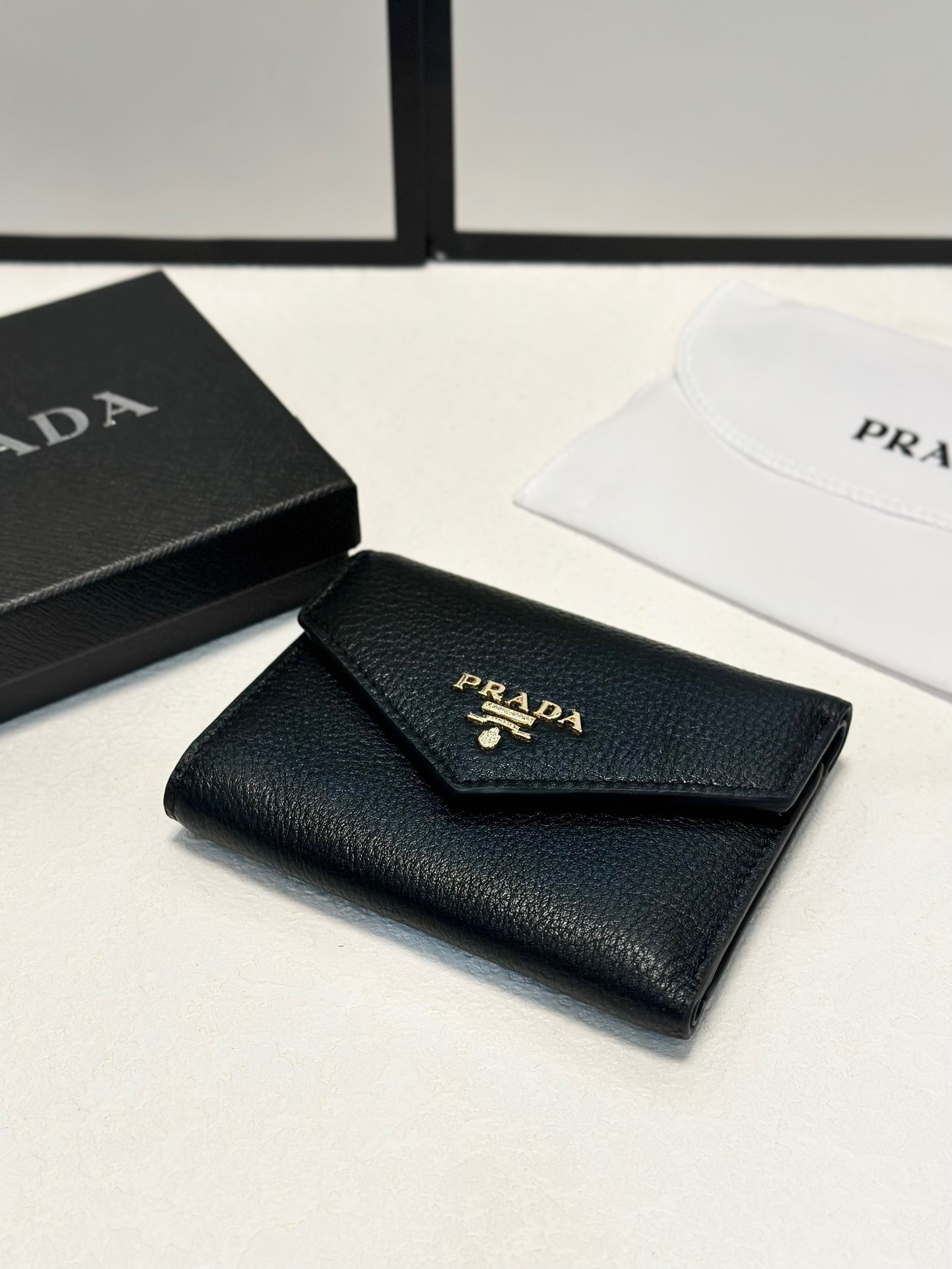 P95🎀🎀颜色 黑🎀尺寸 11x10🎀普拉达👏时尚钱包，优质牛皮👍🏻高档五金配件，内阁丰富，超级实用❗️现货高品质[得意]
