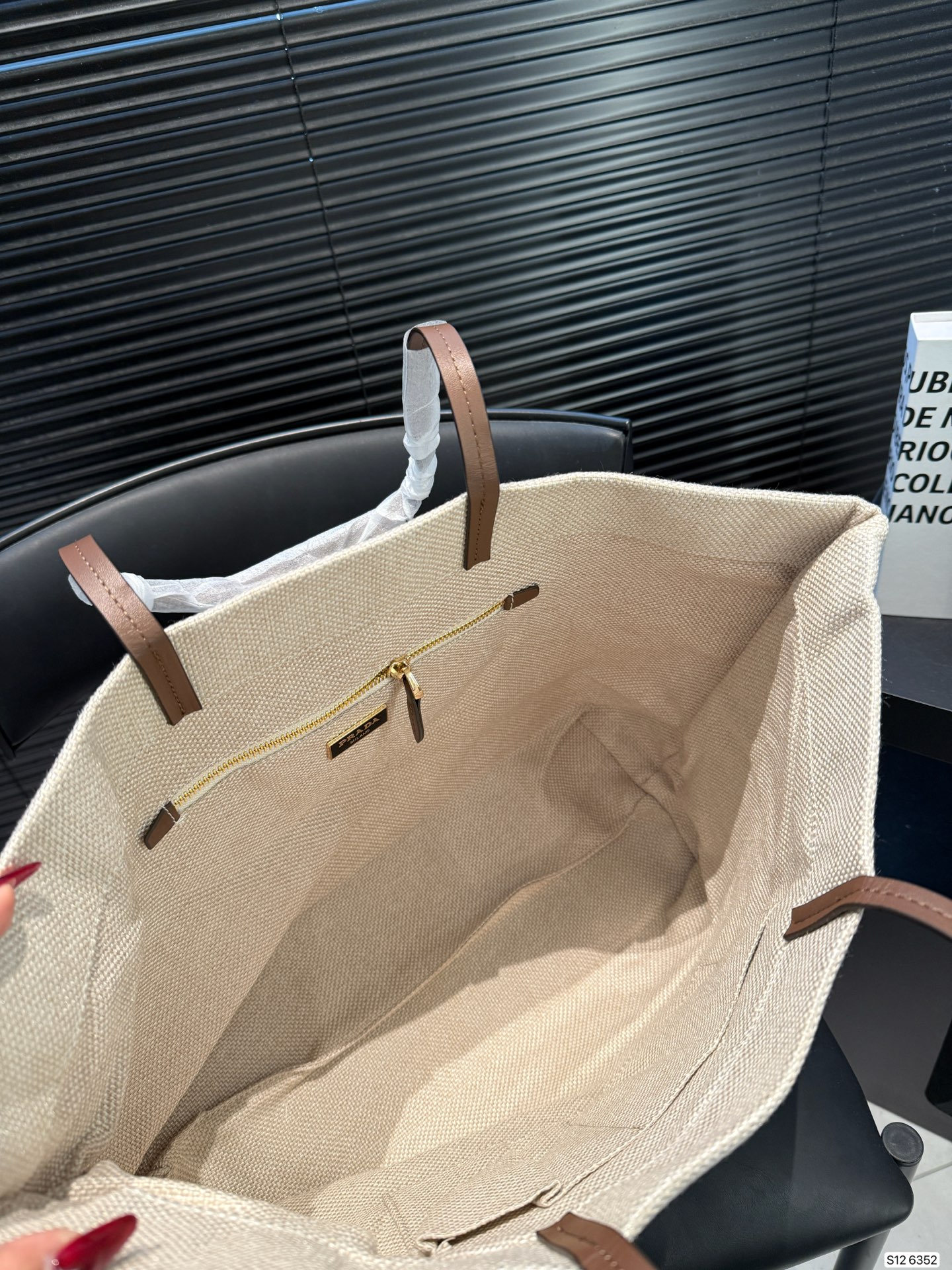 P110 Prada普拉达牛仔托特包 容量充裕，搭配便捷的大开口 质感柔软的面料勾勒出时尚简约之美 尺寸38 30 货号6352