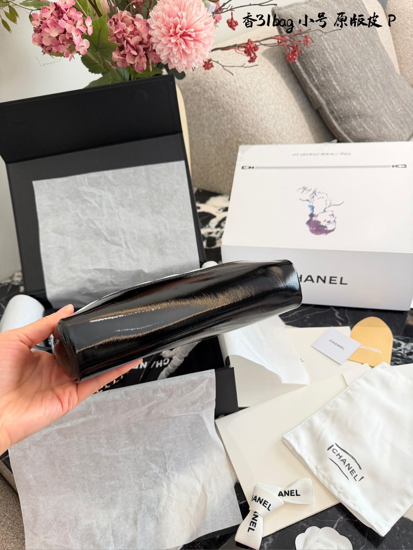 p200 香奈儿Mini31Bag熊猫色 牛皮 Q3香奈儿Mini 31 Bag熊猫色，黑白拼接超经典，漆皮+菱格纹设计，淡金色五金超有质感十。22x23x5.5cm 22x23x5.5cm，小巧精致，手提or斜挎都OK，链条肩带多种背法随心切换!旋钮扣设计更安全，容量虽小但手机钥匙都能装下，通勤出行都很适合。复古时髦，百搭不挑人，是香奈儿热门爆款之一!