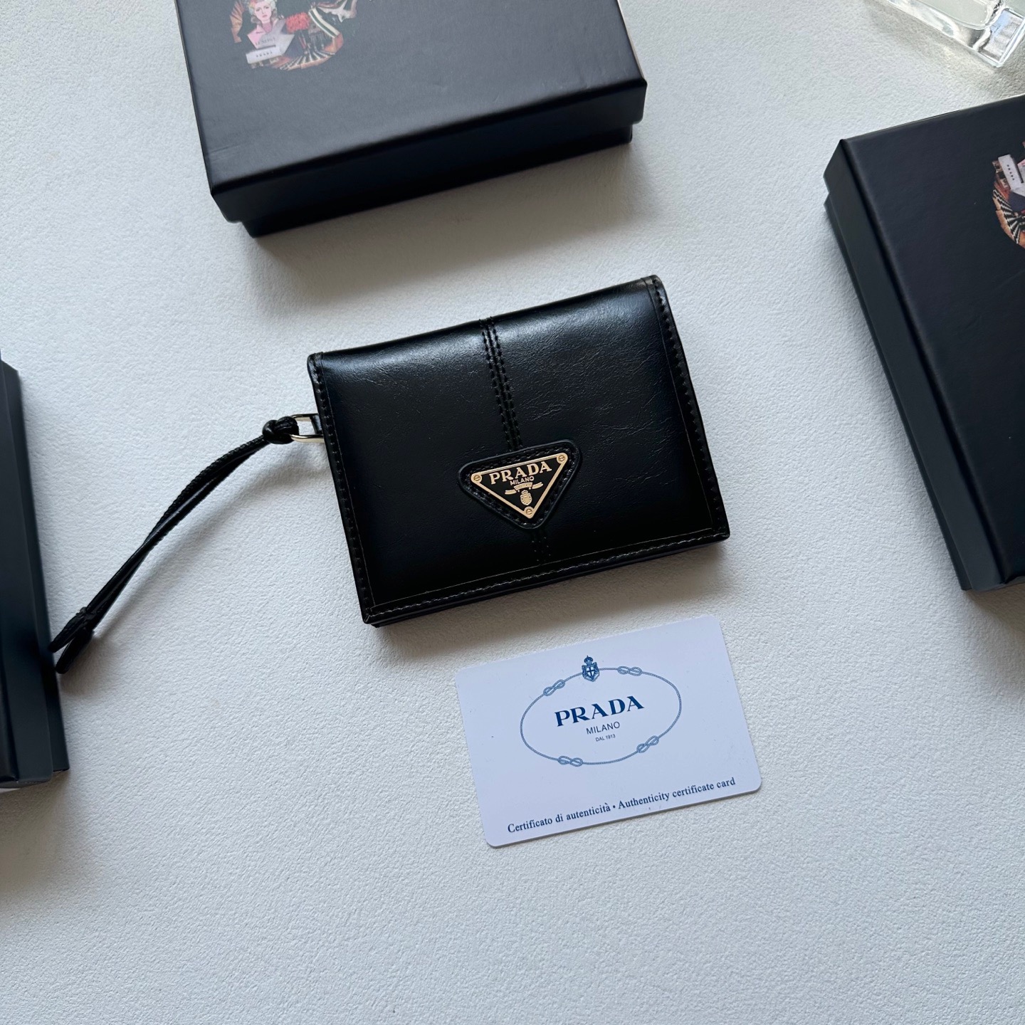 p95🎀🎀颜色 黑 灰 粉🎀尺寸 11x10🎀普拉达👏时尚钱包，优质油蜡牛皮👍🏻高档五金配件，内阁丰富，超级实用❗️现货高品质！