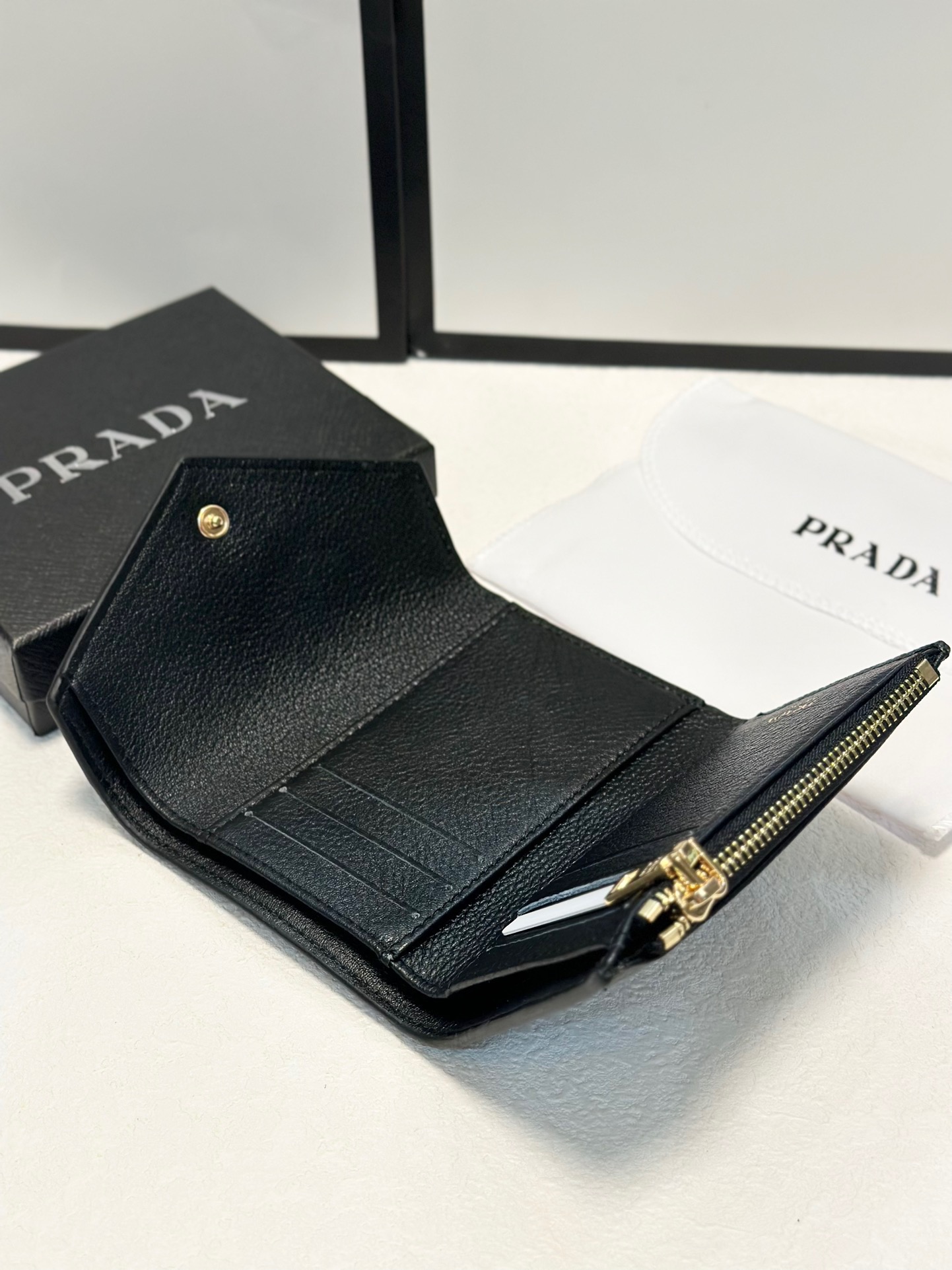 P95🎀🎀颜色 黑🎀尺寸 11x10🎀普拉达👏时尚钱包，优质牛皮👍🏻高档五金配件，内阁丰富，超级实用❗️现货高品质[得意]
