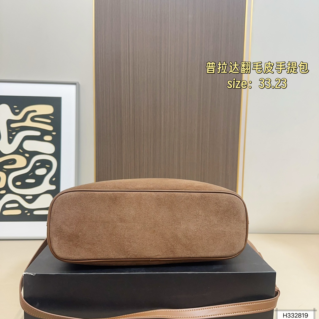 💰235 配盒⚠️尺寸33*23 Prada 普拉达 Buckle翻毛皮手提包 2024春夏系列，采用柔软麂皮，触感细腻，低调哑光质感超有氛围感。标志性金属腰带＋三角徽标，辨识度满分！尺寸适中中，通勤休闲都能轻松驾驱。肩带可拆卸调节，手提斜挎随心切换，实用又时髦。简约大气，时尚爱好者必入！