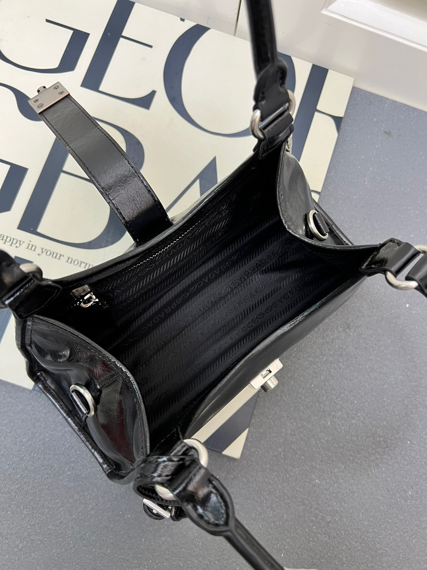 💰248包邮‼️ 🎉新品🎉1BG563春夏新款🎉🎉 这款走秀款采用进口油腊皮，顶级五金，前幅配有插扣锁开合，容量空间大，又可手提又可肩背，上身效果非常大气时尚，喜欢宝宝们，赶紧入手吧🎉🎉 长30.5x高17.5x底9cm