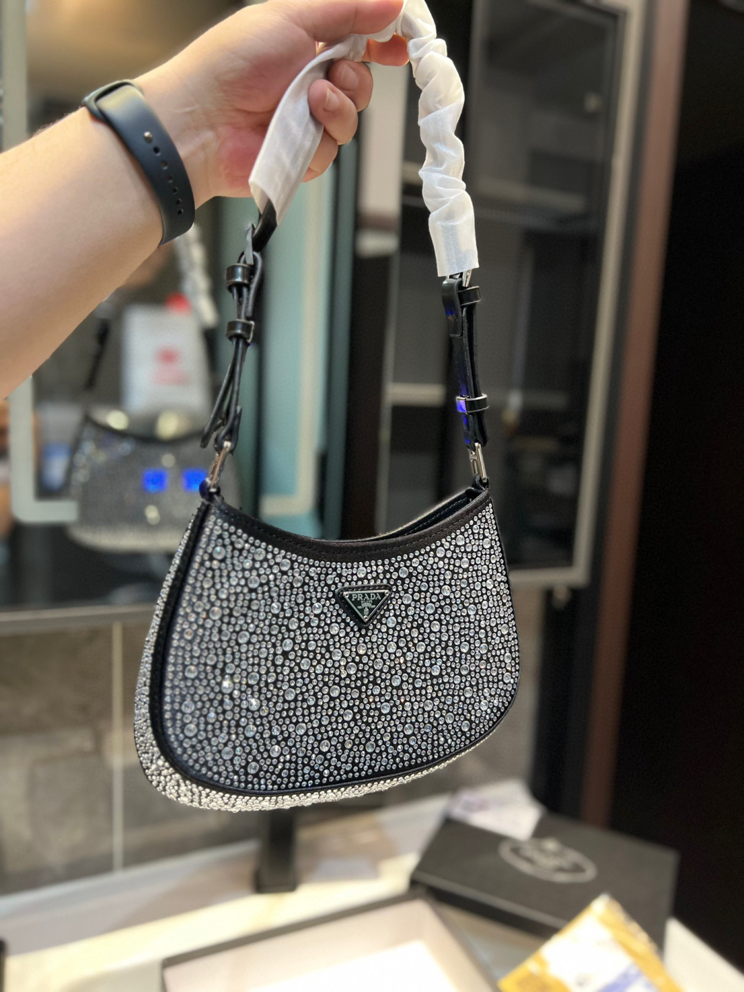 ❤️p135（礼盒包装）❤️ 普拉达腋下钻包 今年真的太流行中古腋下包了 一款sportsexy风格包包🤞🏿 超级喜欢它简单有质感的设计，上身性感而帅气，很能装而且方便啊！ 无敌时髦洋气～x尺寸：24*5*16