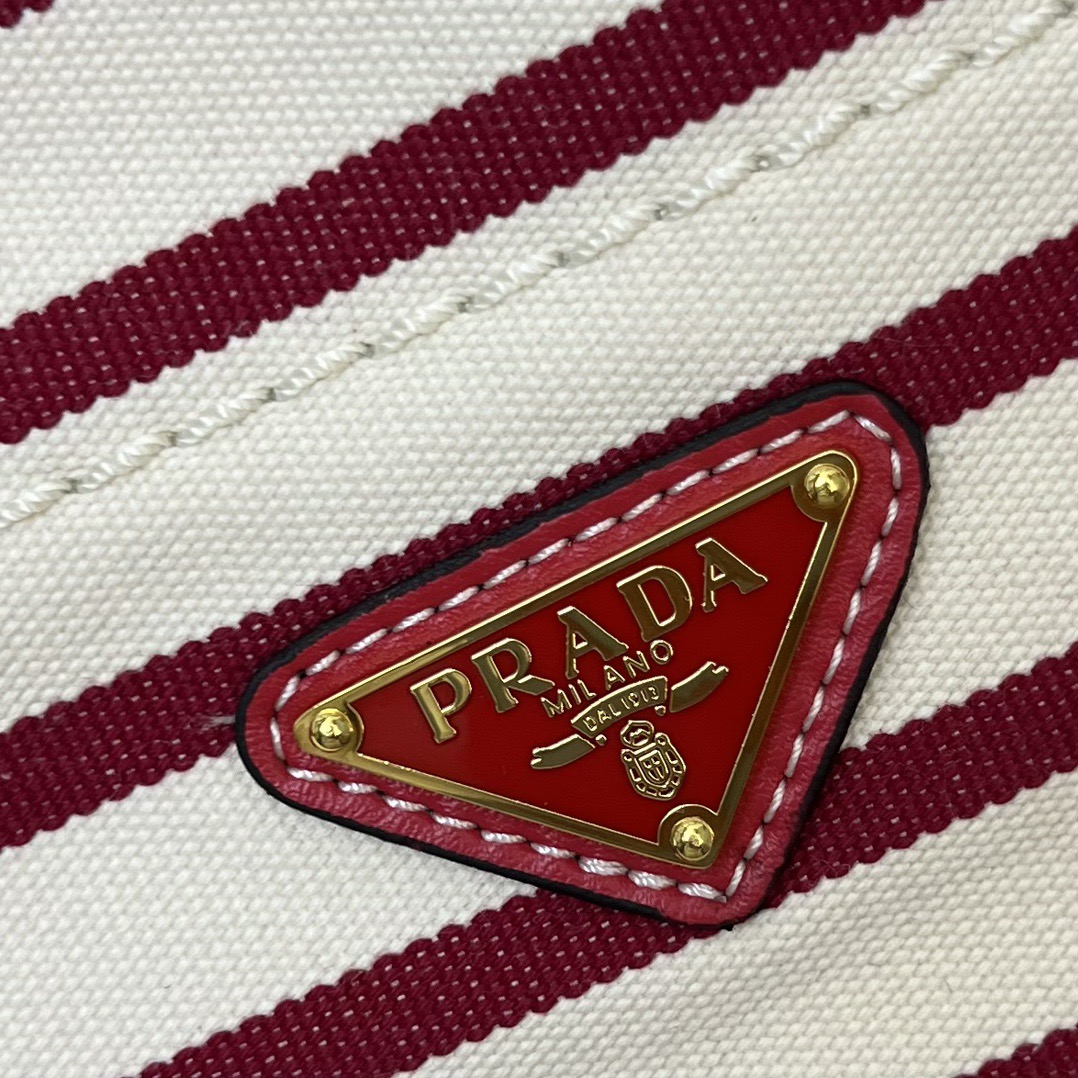 💰210包邮‼️ 🎉新款水桶包🎉1A082走秀款 这款Re-Nylon 手袋的設計采用尼龙面料和小牛皮。獨特的組合添上迷人點綴。滑動式繩索手挽凸顯這款手袋的靈活百搭，方便手提或肩背/斜跨，顶级五金。容量空间大，非常休闲时尚，又是一款永久不过时爆款，宝宝们，赶紧入手吧🎉🎉 长23.5x高28x底16.5cm