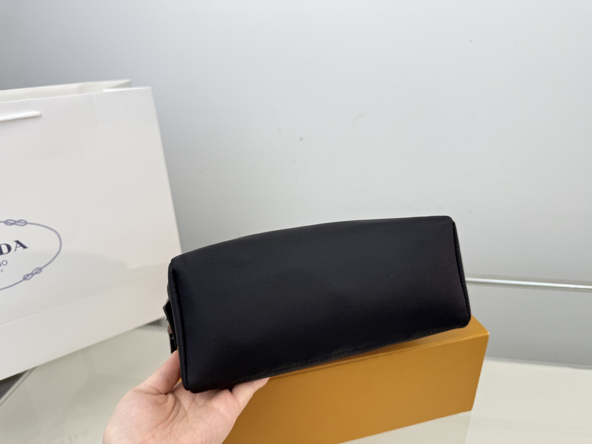 （无盒⚠️）p105 Prada 普拉达 尼龙布手拿包 手包 经典百搭 实物拍摄 原厂原版面料 size：12*22cm